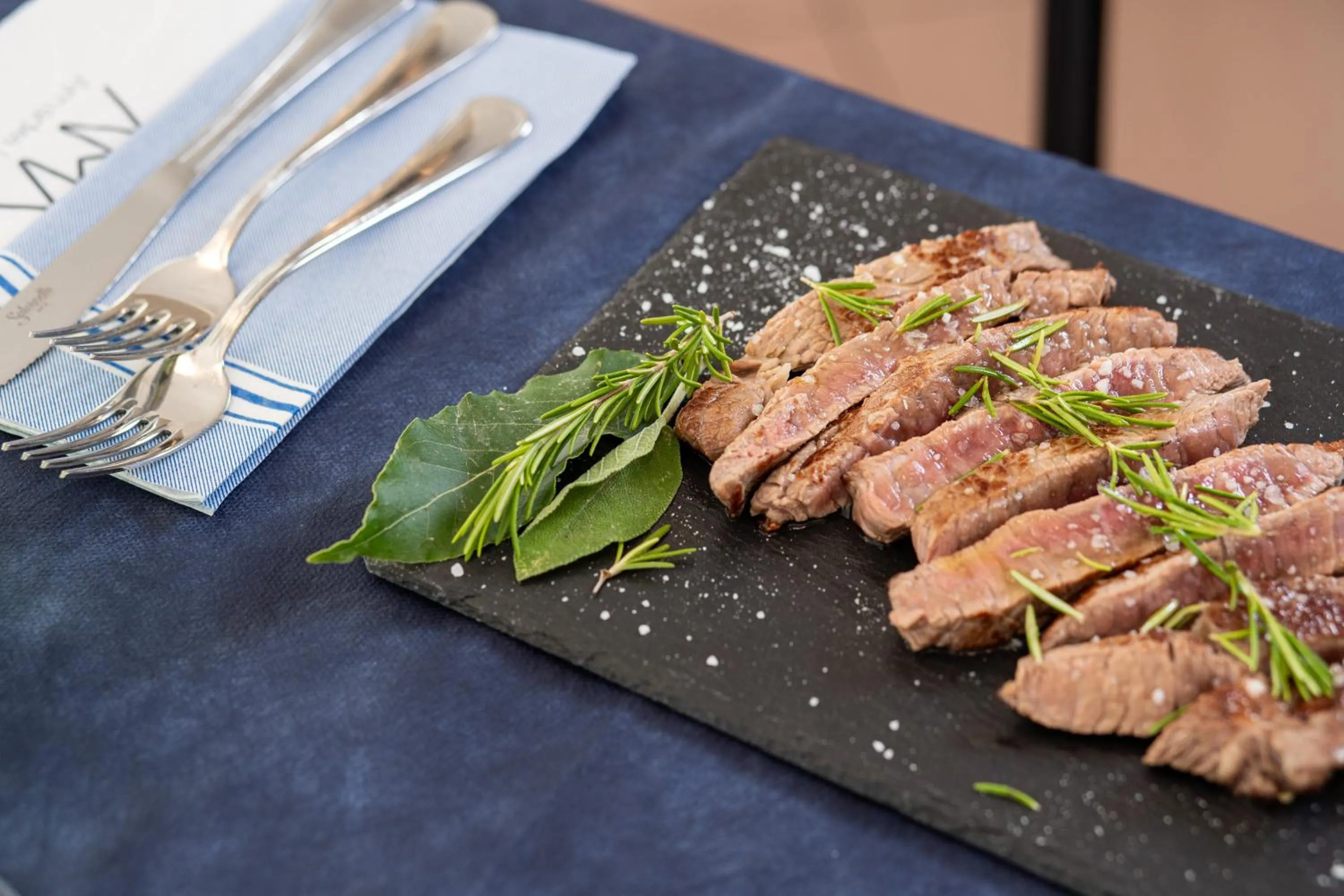 Restaurant/places to eat in Amadei Hotel Figaro & Apartments