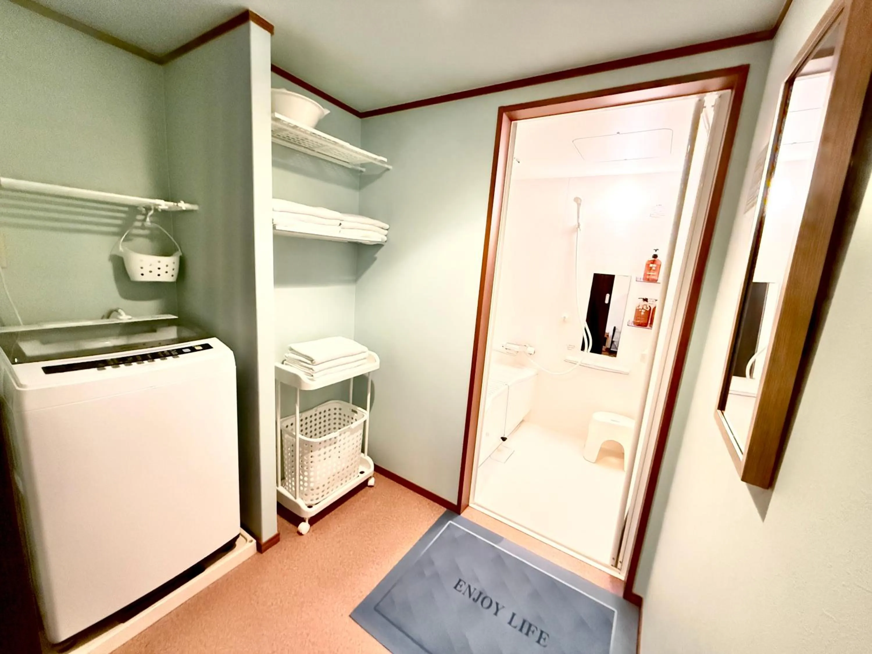 Shower in PetitHotel017全室ミニキッチン付きファミリルーム 飲食街中心 阿波踊り会館7分 文理 徳島大学 アスティとくしま車8分