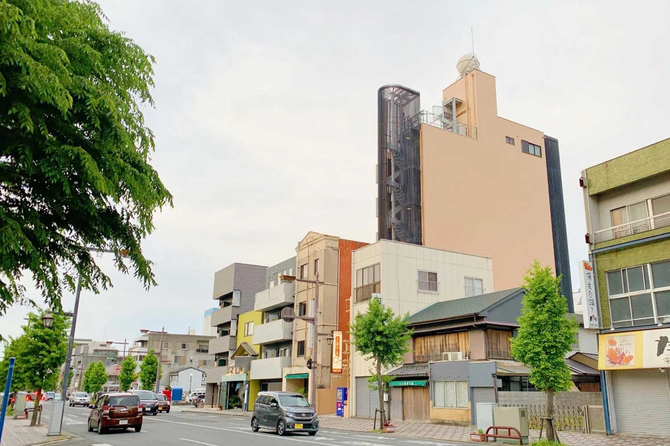 Property building in PetitHotel017全室ミニキッチン付きファミリルーム 飲食街中心 阿波踊り会館7分 文理 徳島大学 アスティとくしま車8分