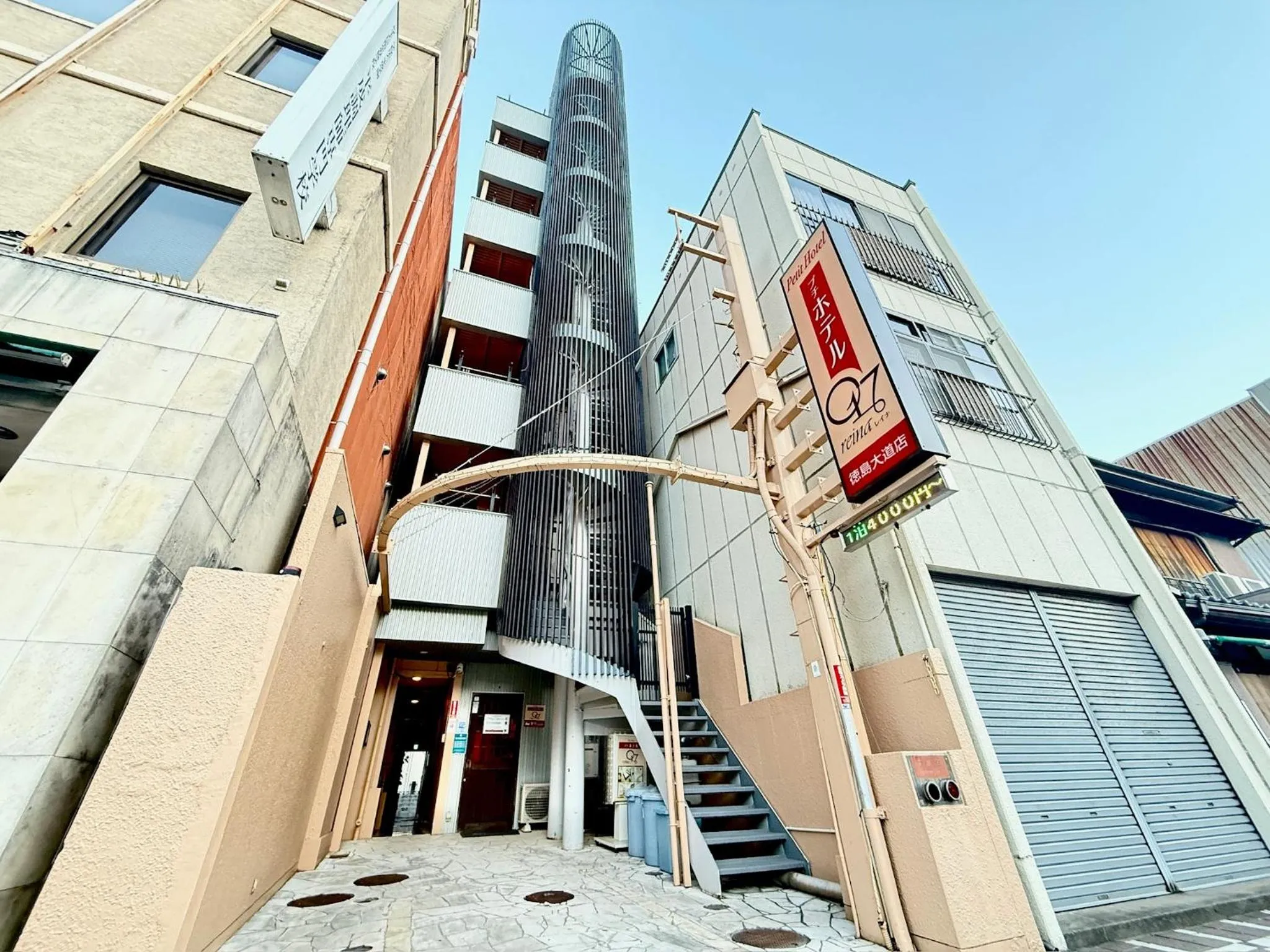 Property building in PetitHotel017全室ミニキッチン付きファミリルーム 飲食街中心 阿波踊り会館7分 文理 徳島大学 アスティとくしま車8分