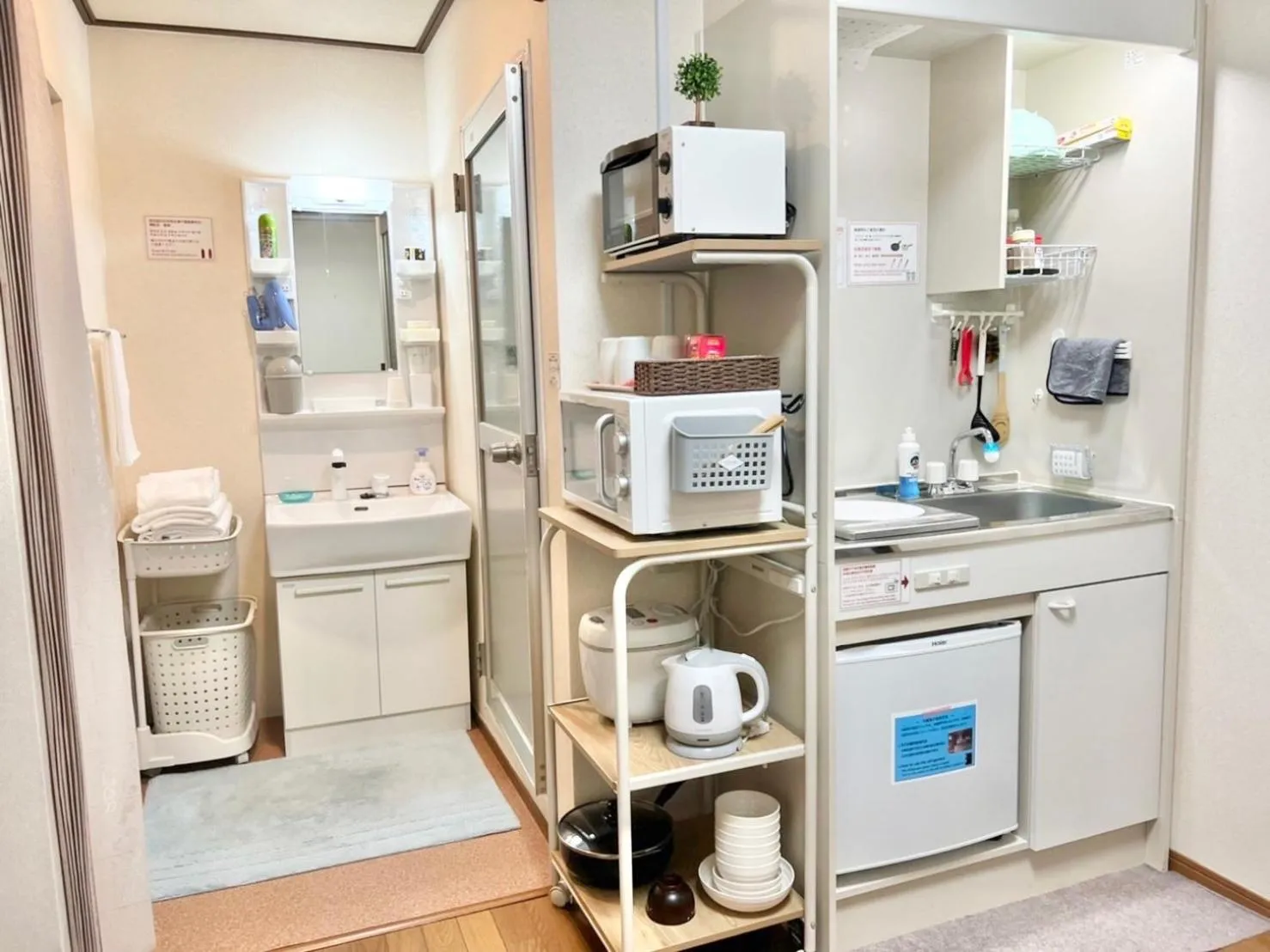 Kitchen or kitchenette in PetitHotel017全室ミニキッチン付きファミリルーム 飲食街中心 阿波踊り会館7分 文理 徳島大学 アスティとくしま車8分