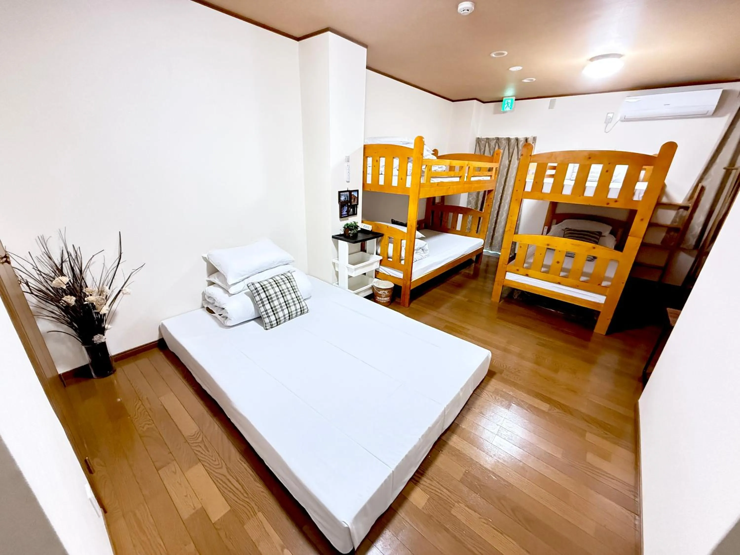 Bed in PetitHotel017全室ミニキッチン付きファミリルーム 飲食街中心 阿波踊り会館7分 文理 徳島大学 アスティとくしま車8分