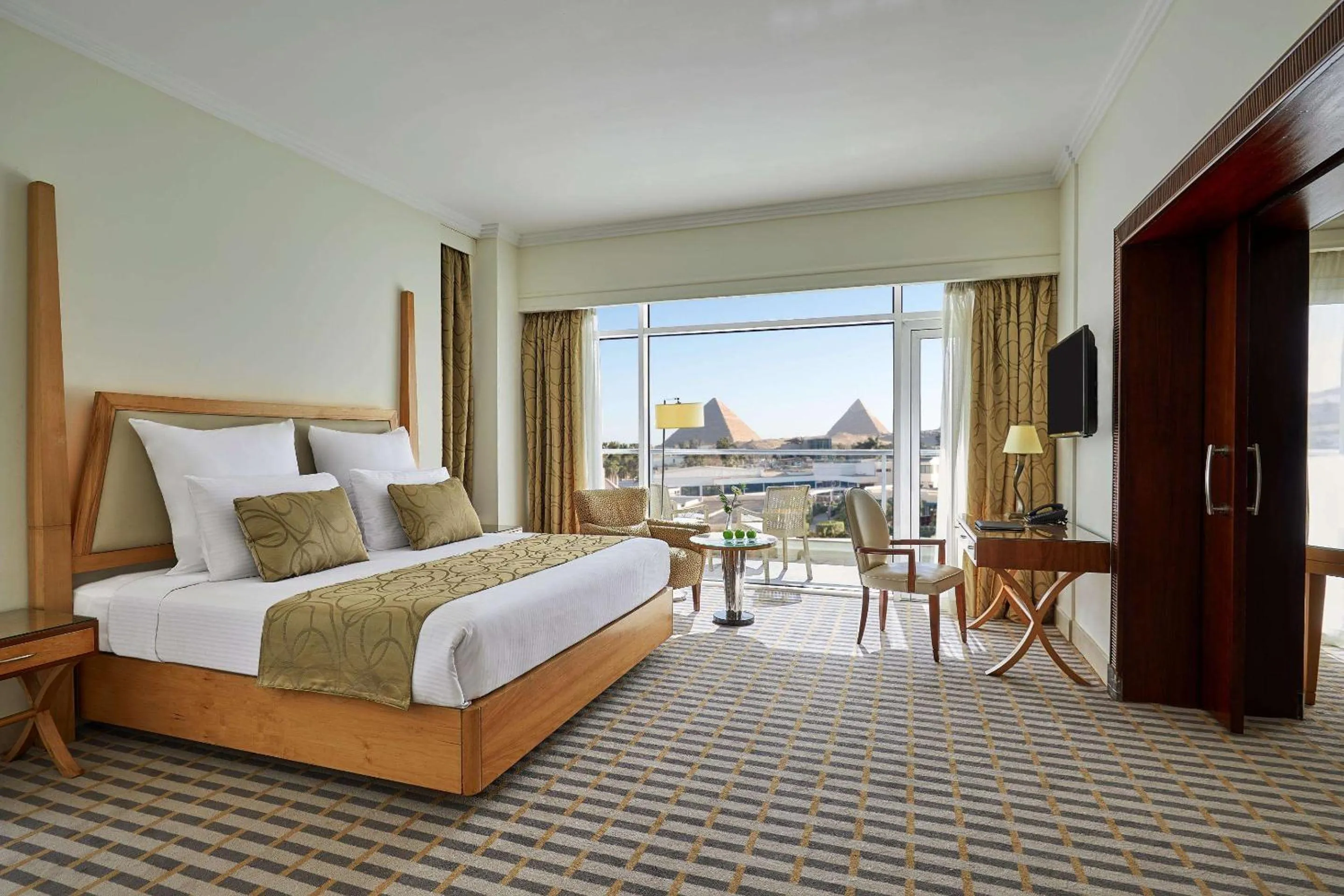 Photo of the whole room, Bed in Steigenberger Pyramids Cairo