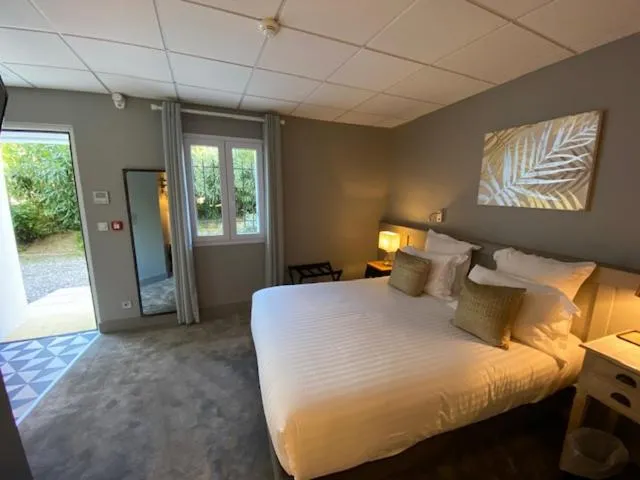 Photo of the whole room, Bed in Hôtel Saint-Alban