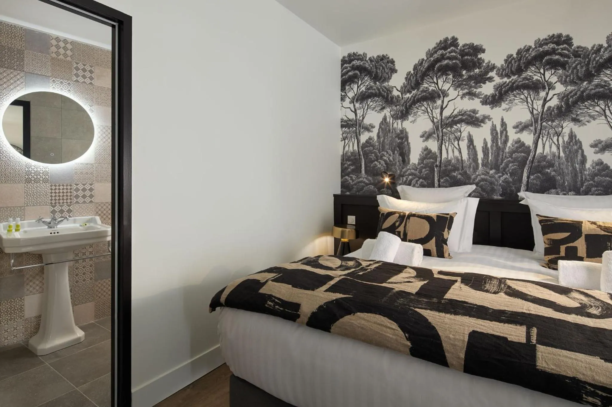 Bed in Hôtel Saint-Alban