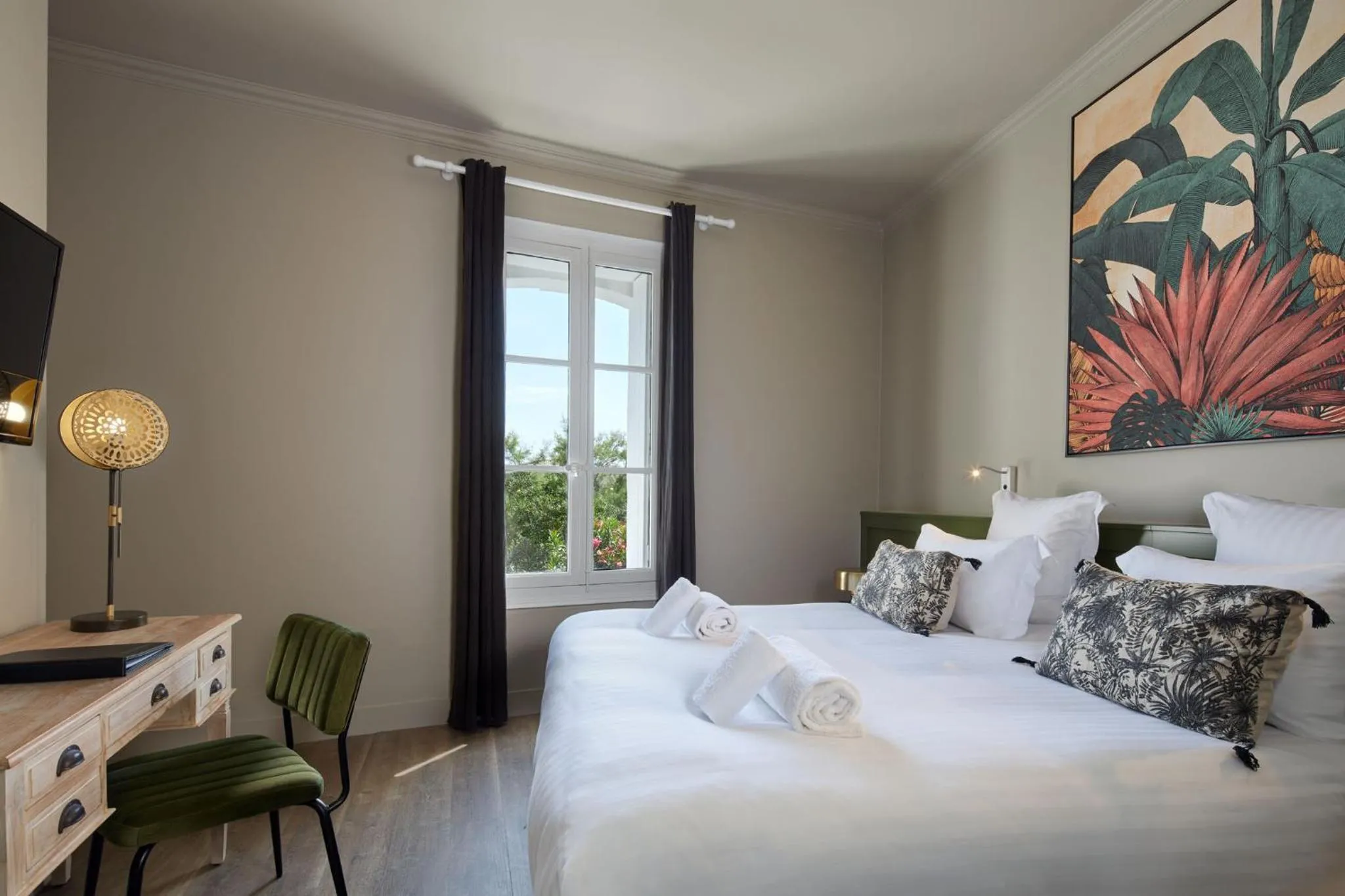 Photo of the whole room, Bed in Hôtel Saint-Alban