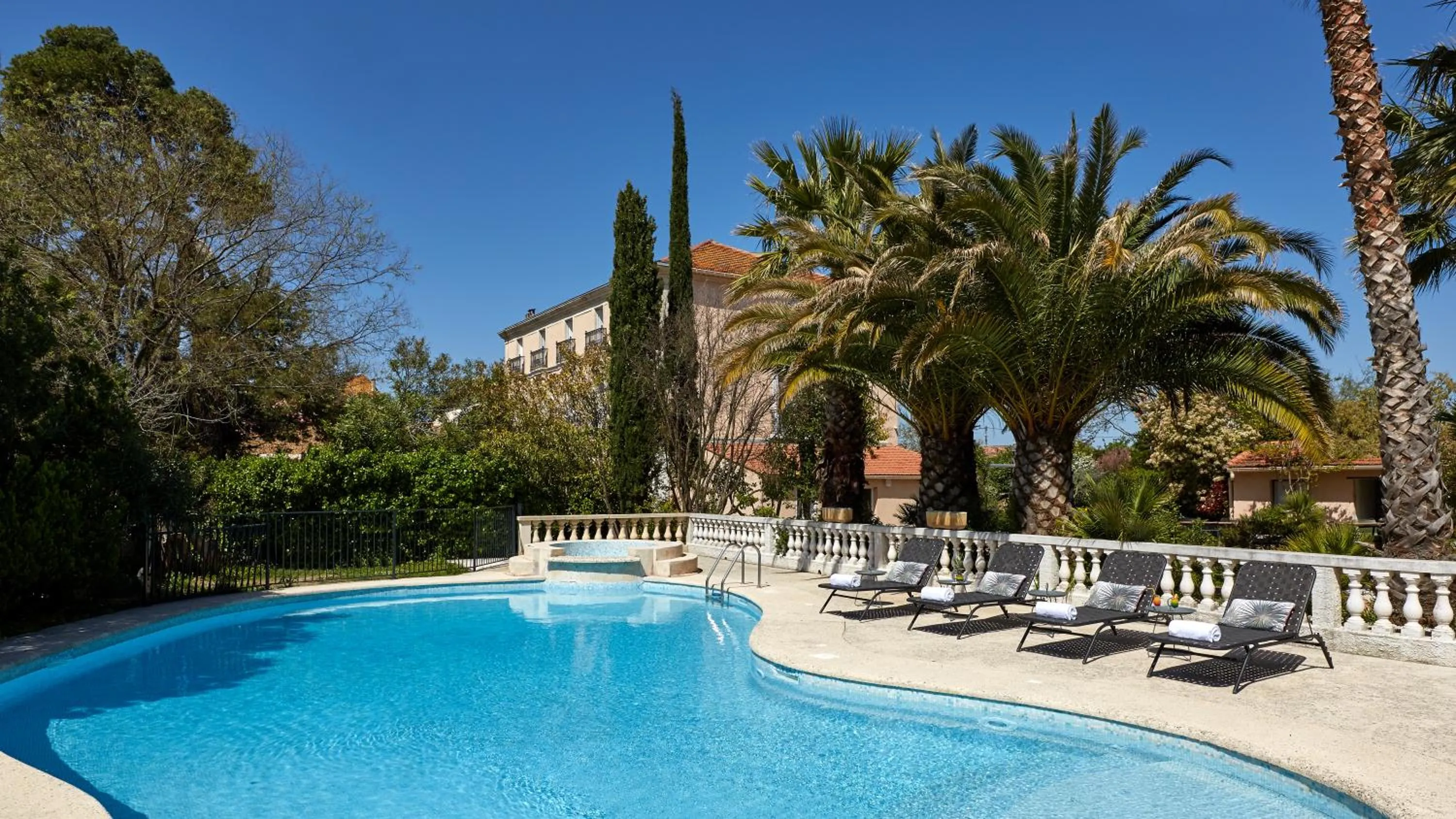 Swimming pool in Hôtel Saint-Alban