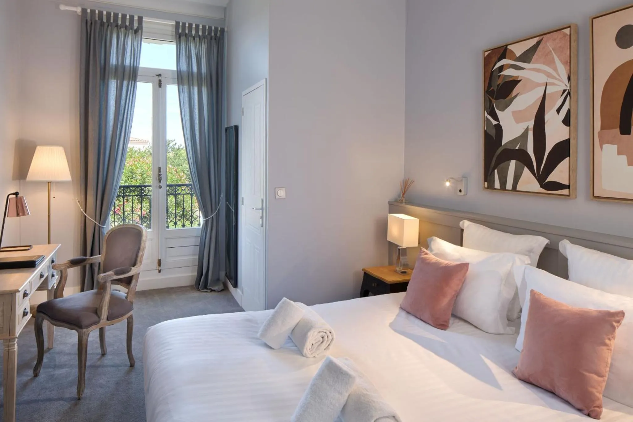 Photo of the whole room, Bed in Hôtel Saint-Alban