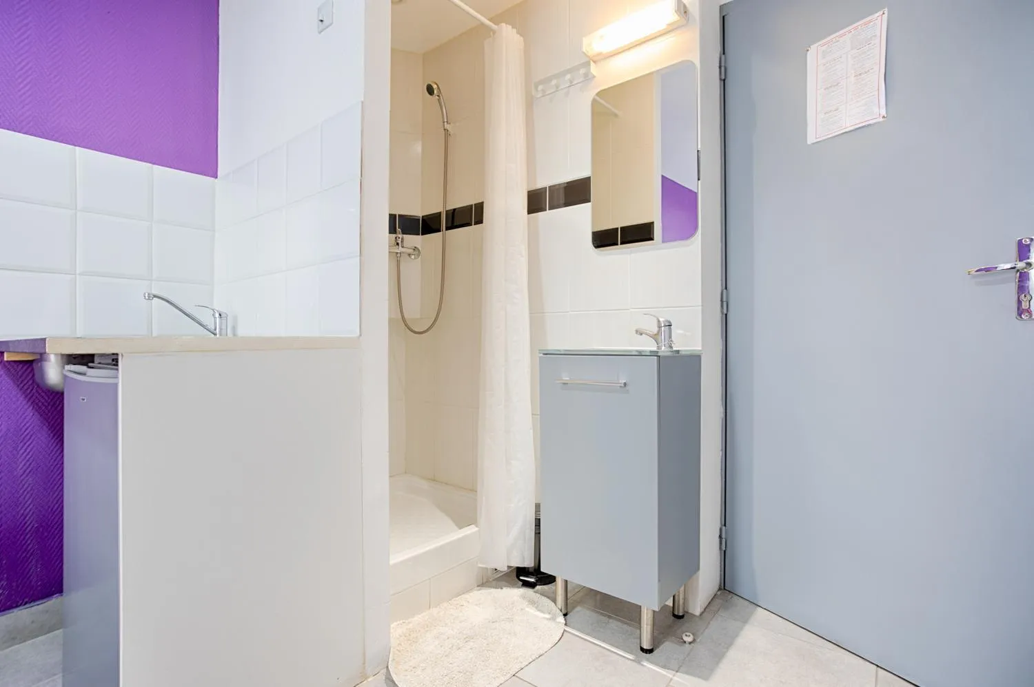 Shower in Hotel Monte-Cristo