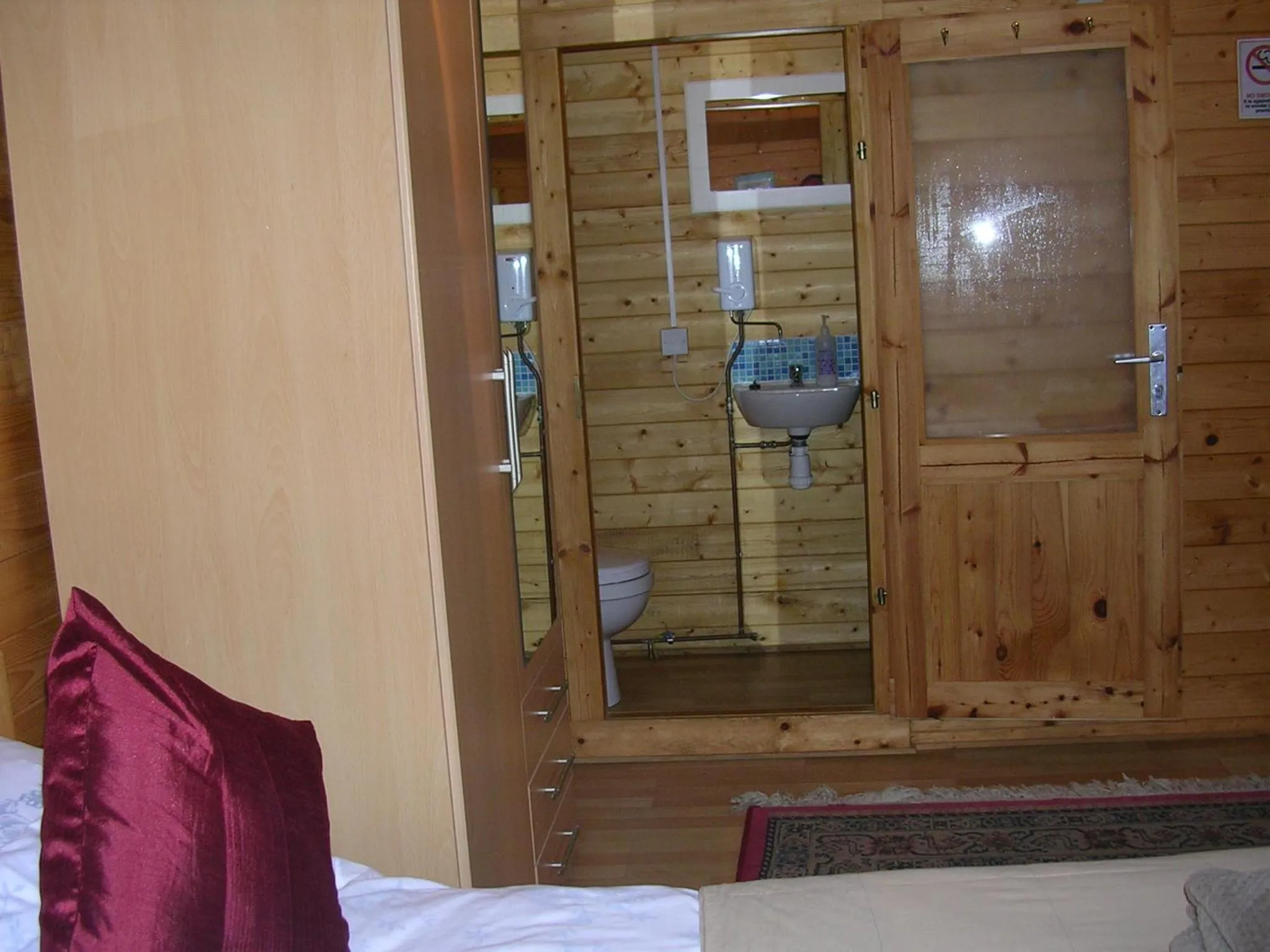 Photo of the whole room, Bed in The Theberton Lion