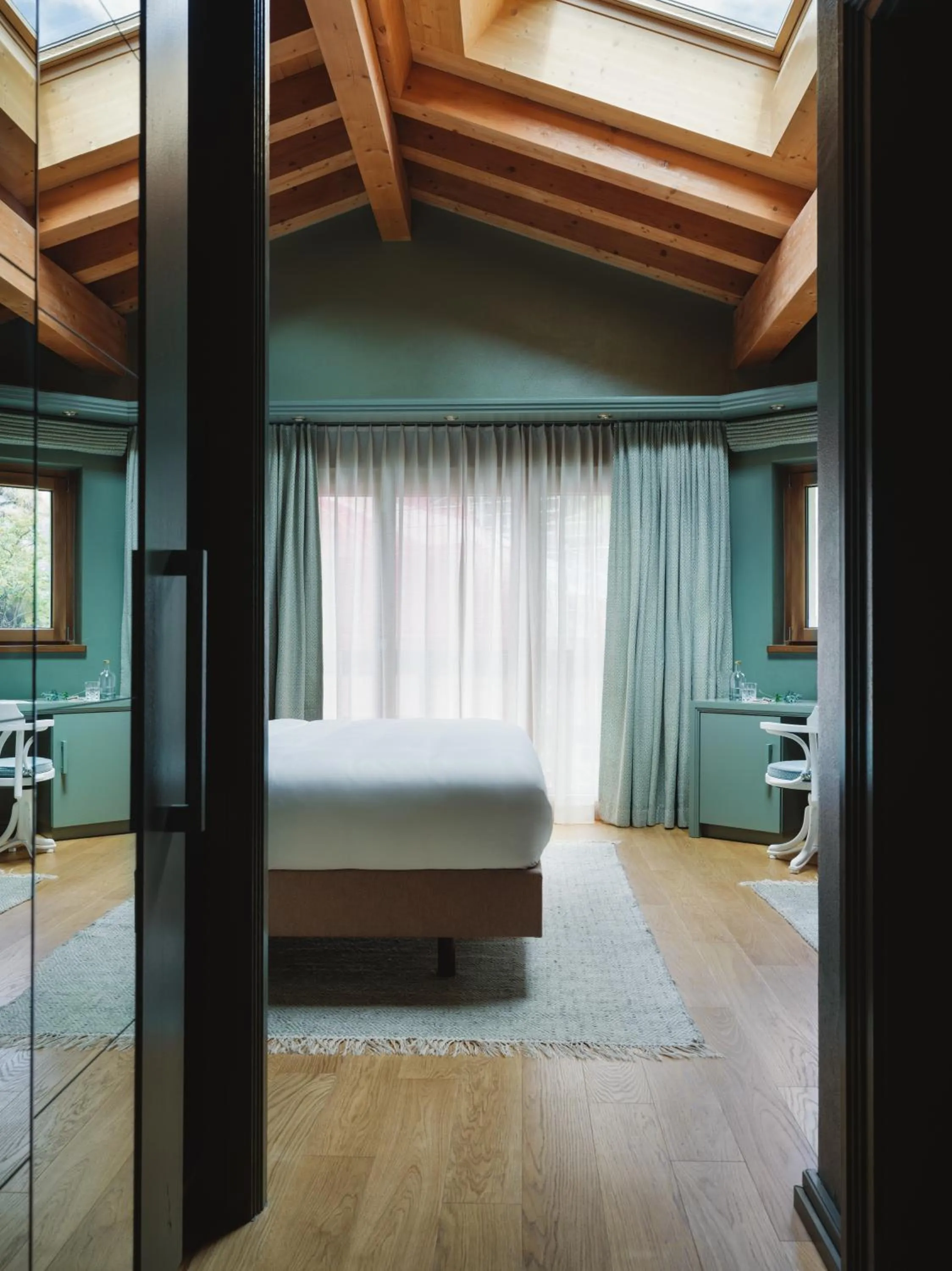 Photo of the whole room, Bed in BEAUSiTE Zermatt