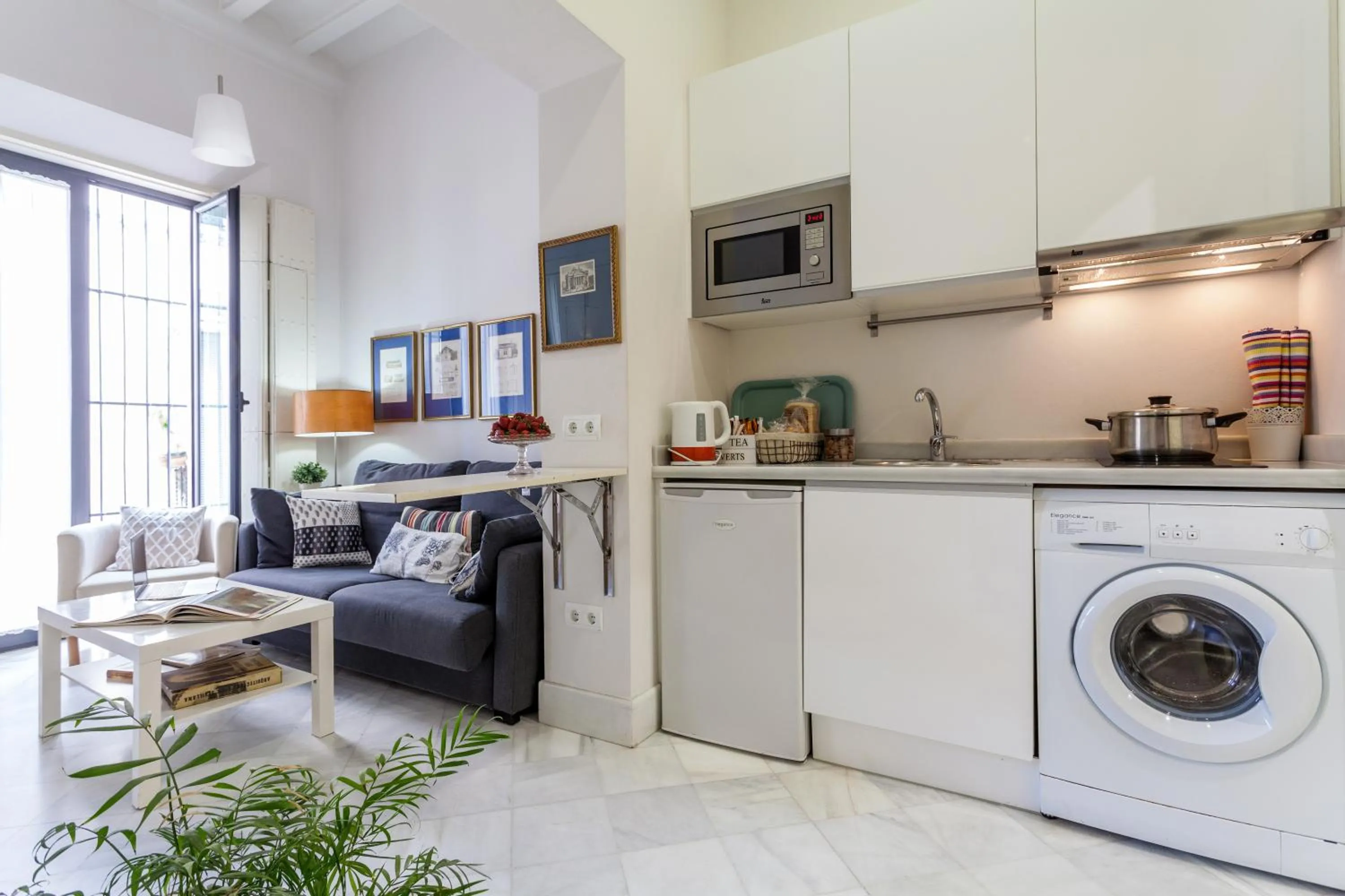 One-Bedroom Apartment with Balcony in Sevilla Home Center