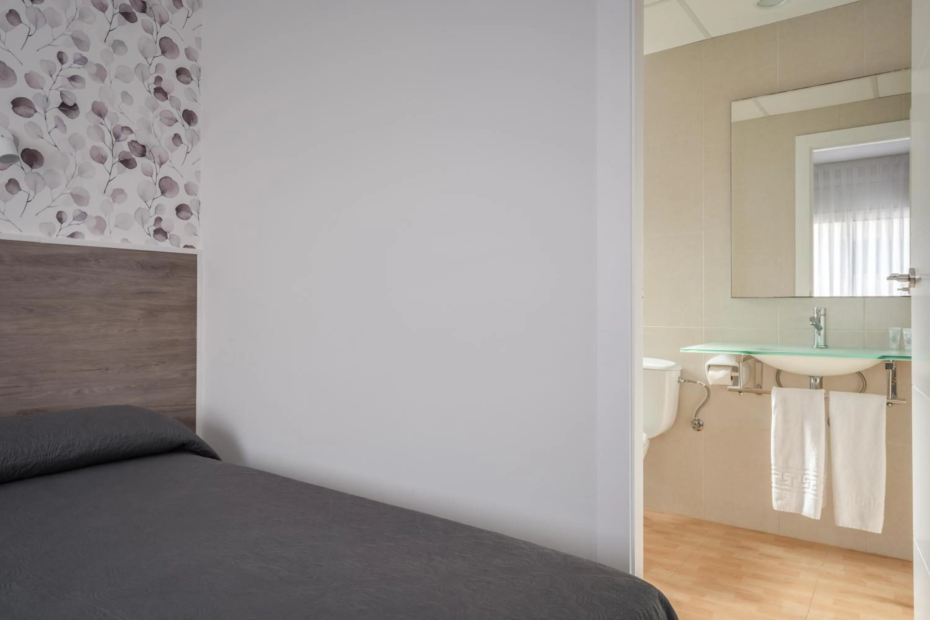 Bedroom, Bed in Hotel Tolosa