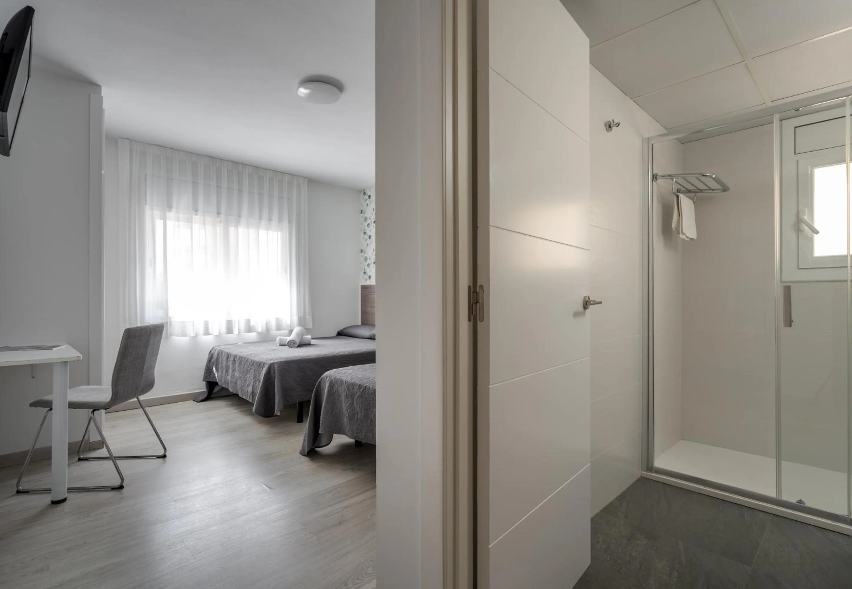 Bedroom, Bed in Hotel Tolosa