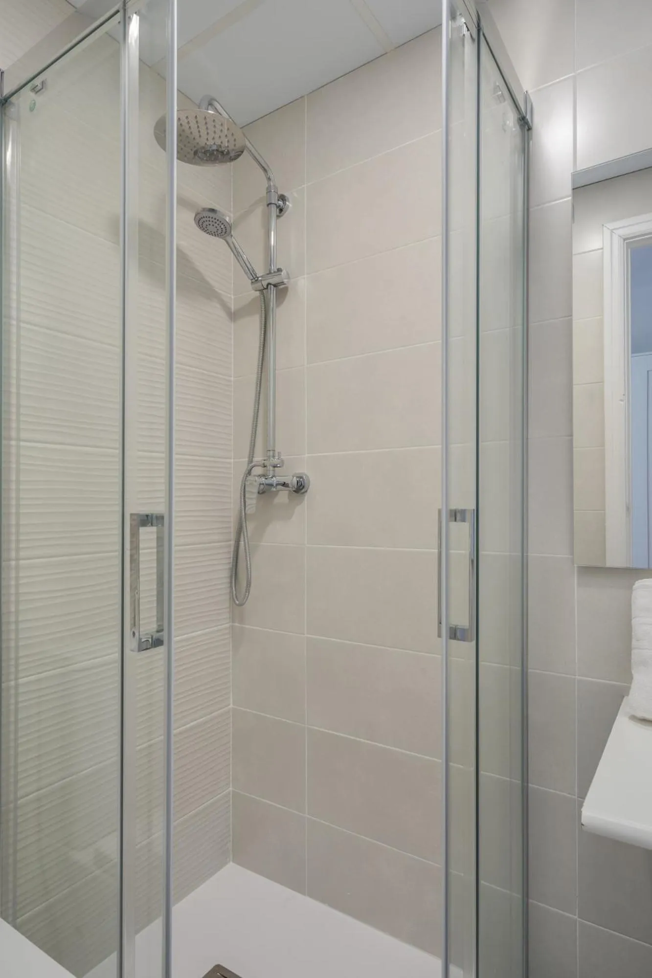 Shower in Hotel Tolosa