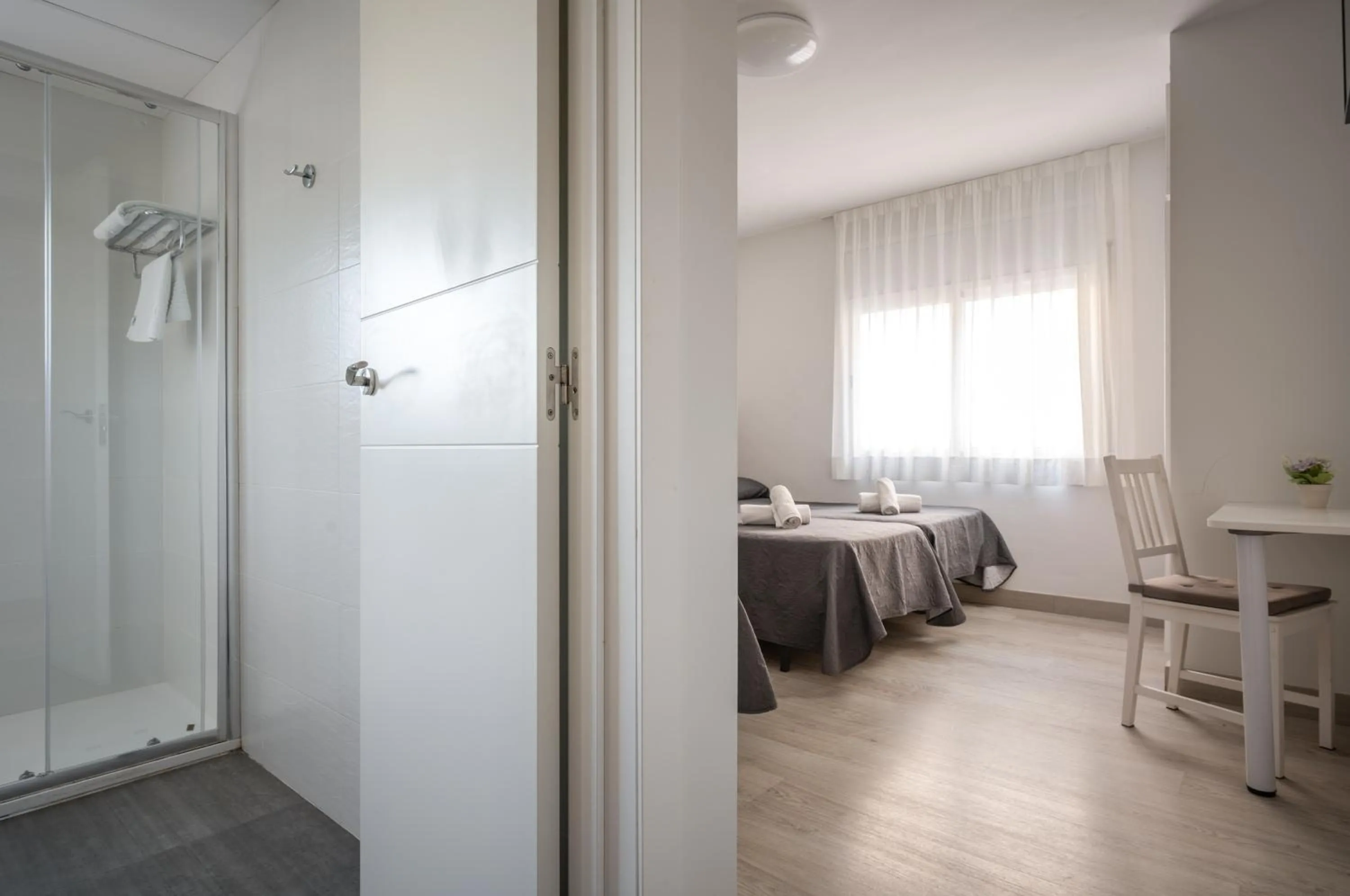 Bedroom, Bed in Hotel Tolosa