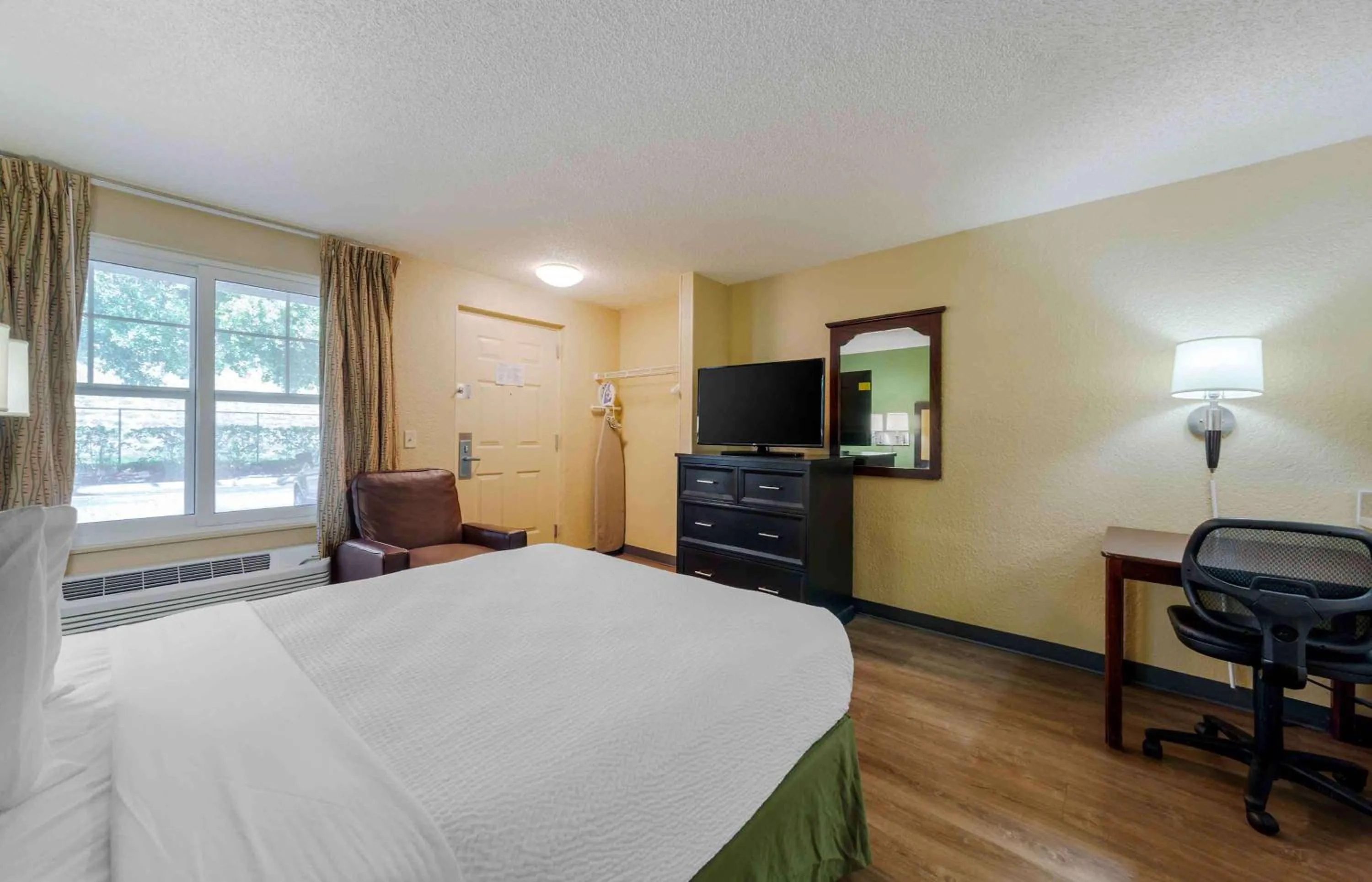 Bedroom, Bed in Extended Stay America Suites - Fort Lauderdale - Cypress Creek - Andrews Ave