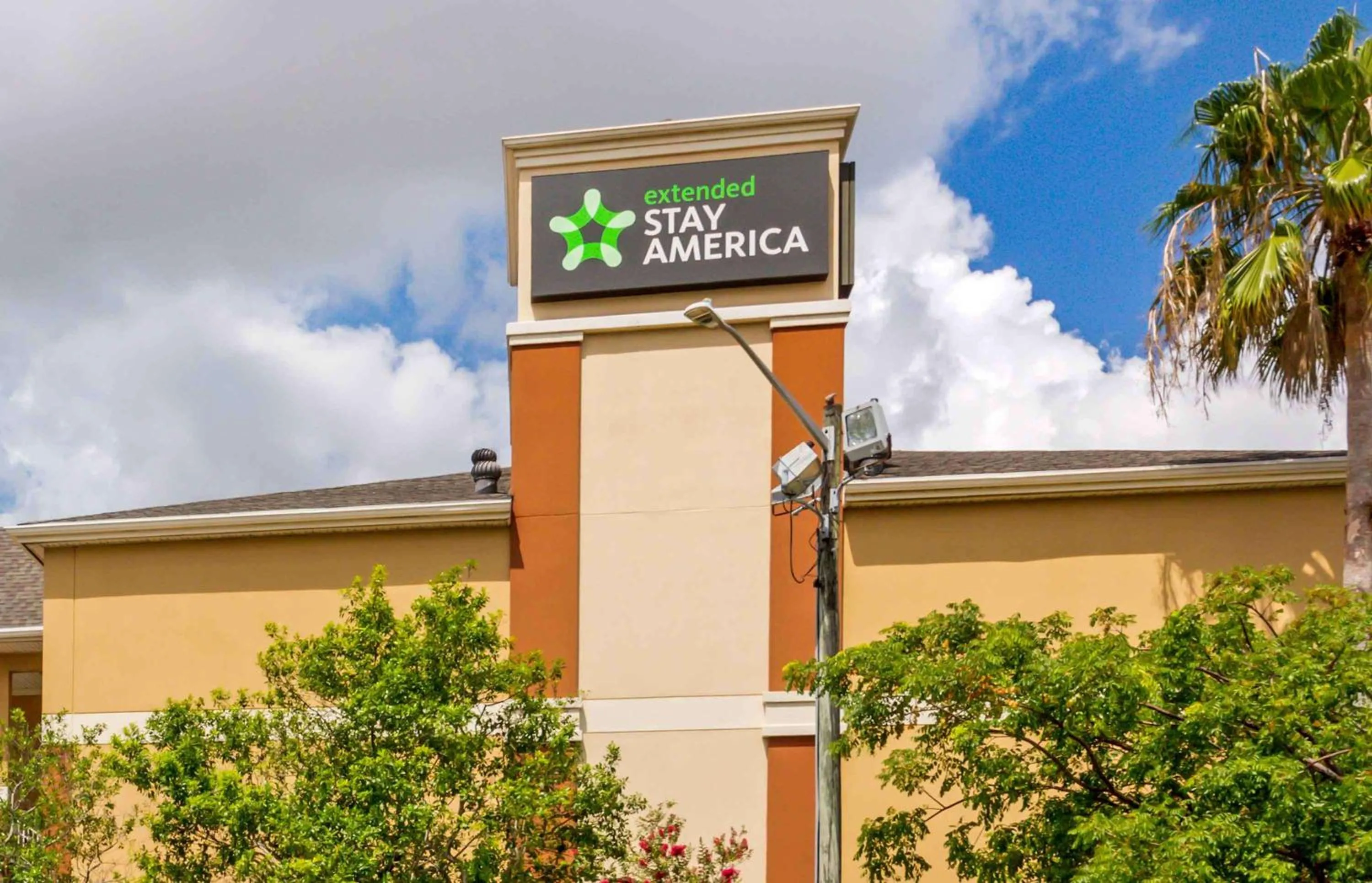 Property building in Extended Stay America Suites - Fort Lauderdale - Cypress Creek - Andrews Ave