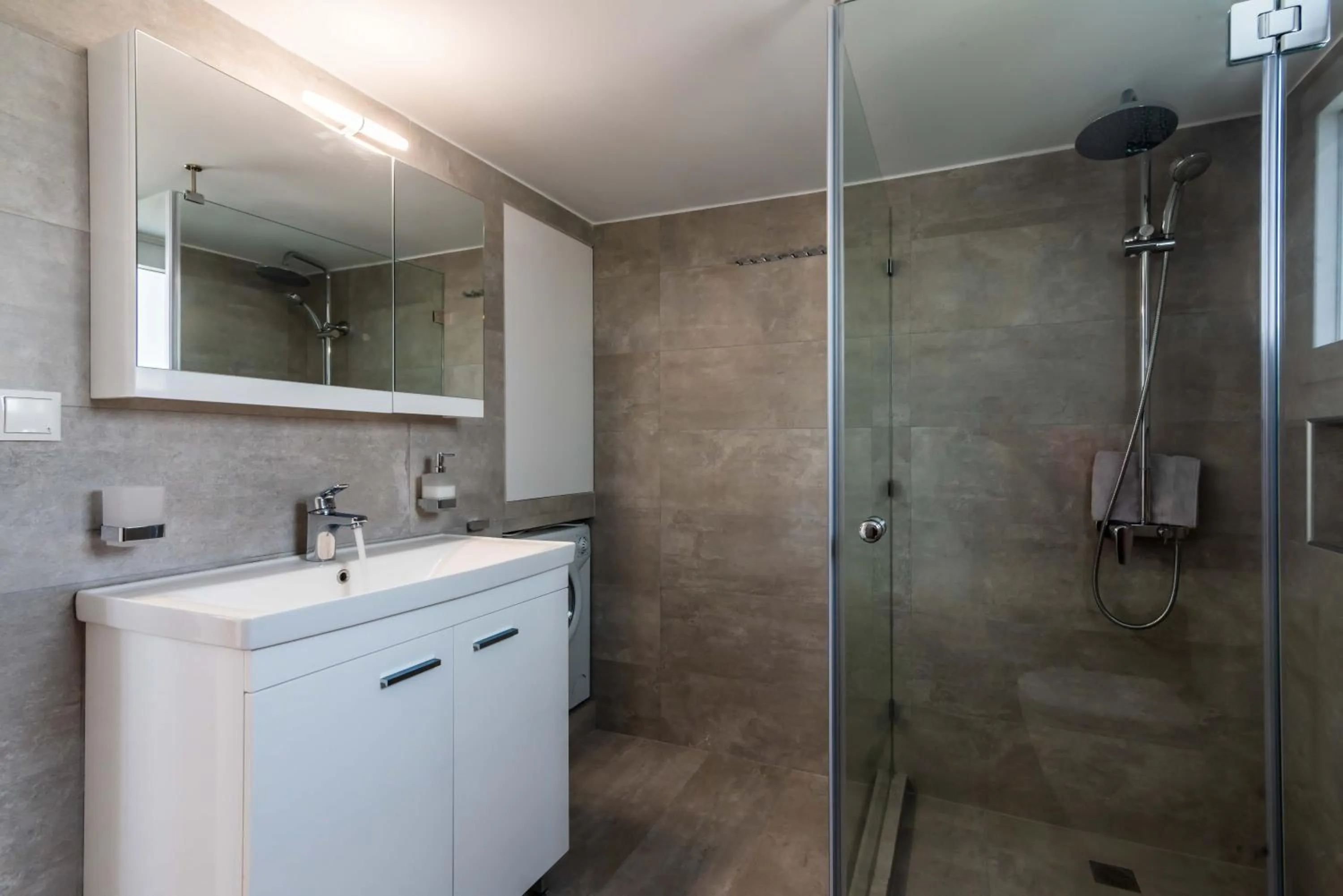 Shower in White Rock Milos Suites