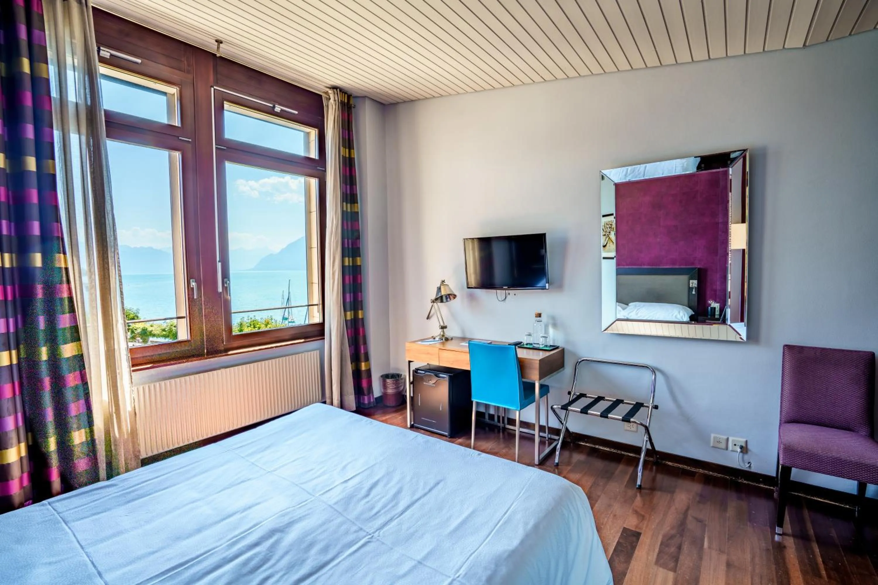 TV and multimedia, Bed in Rivage Hotel Restaurant Lutry