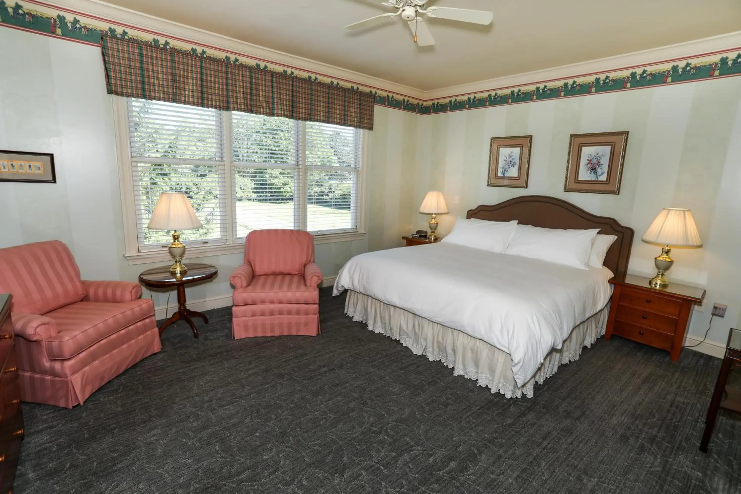 Deluxe King Room in Oakmont Inn Deluxe King Room in Oakmont Inn