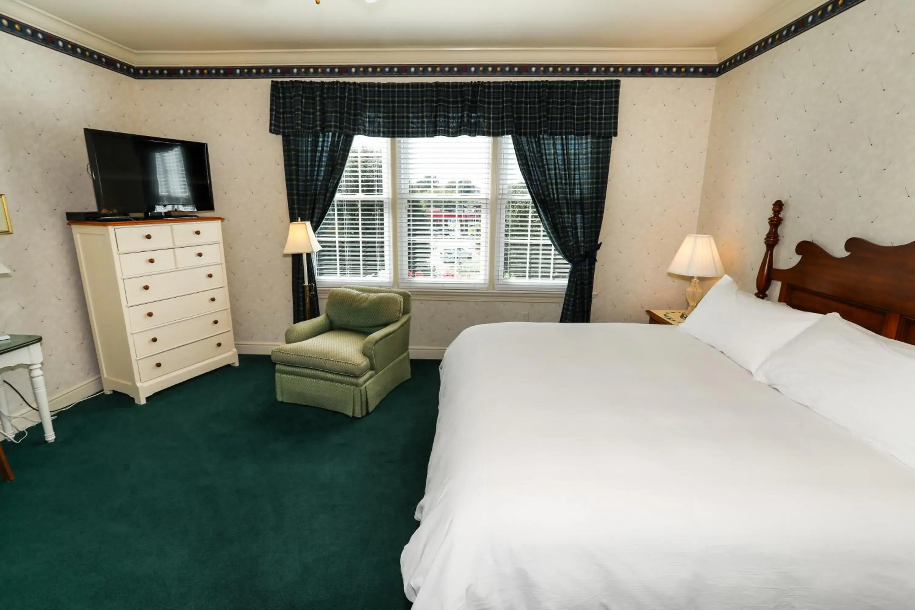 Deluxe Double Room in Oakmont Inn Deluxe Double Room in Oakmont Inn