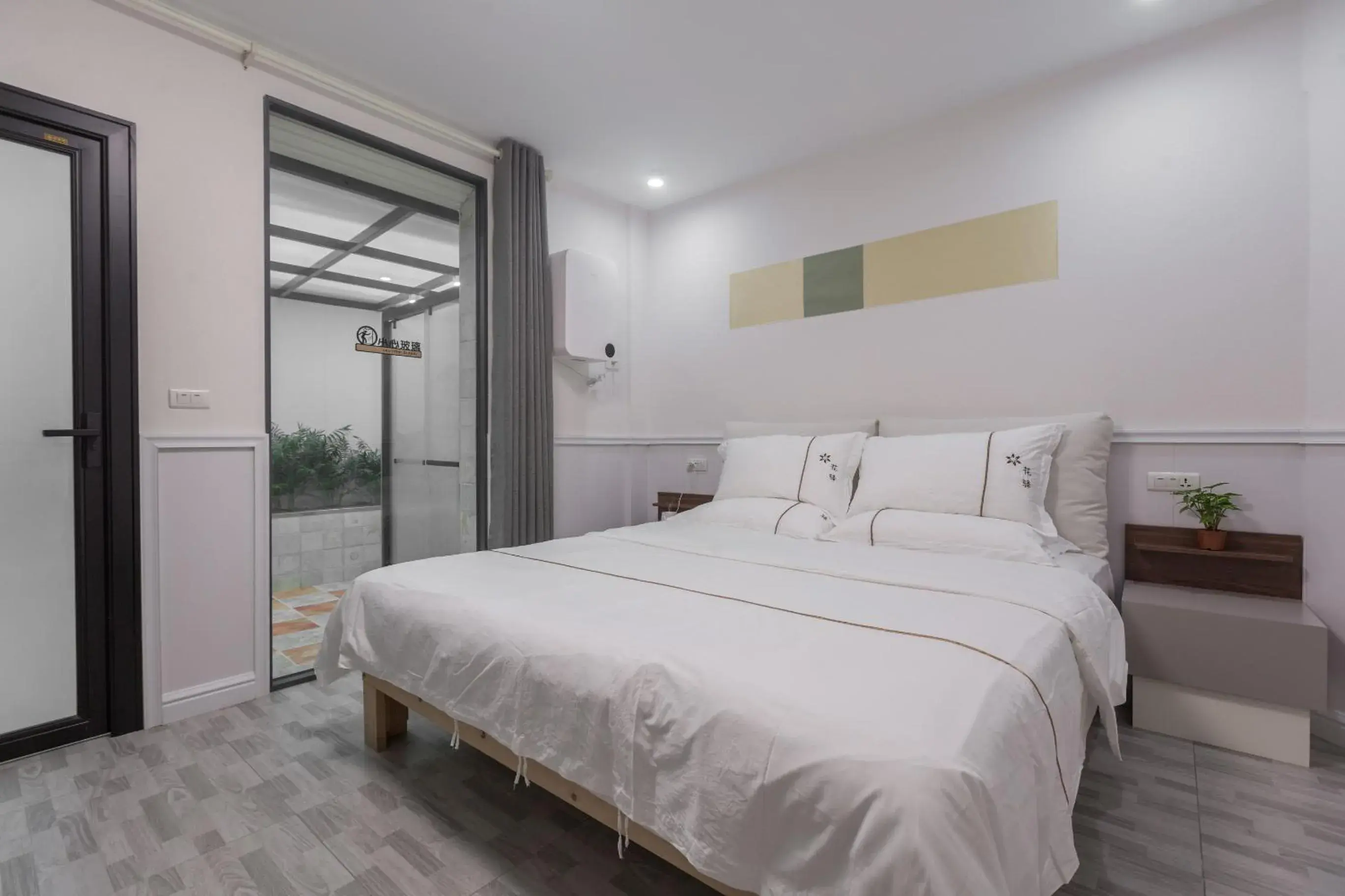 King Room in Guilin Flowers Inn King Room in Guilin Flowers Inn