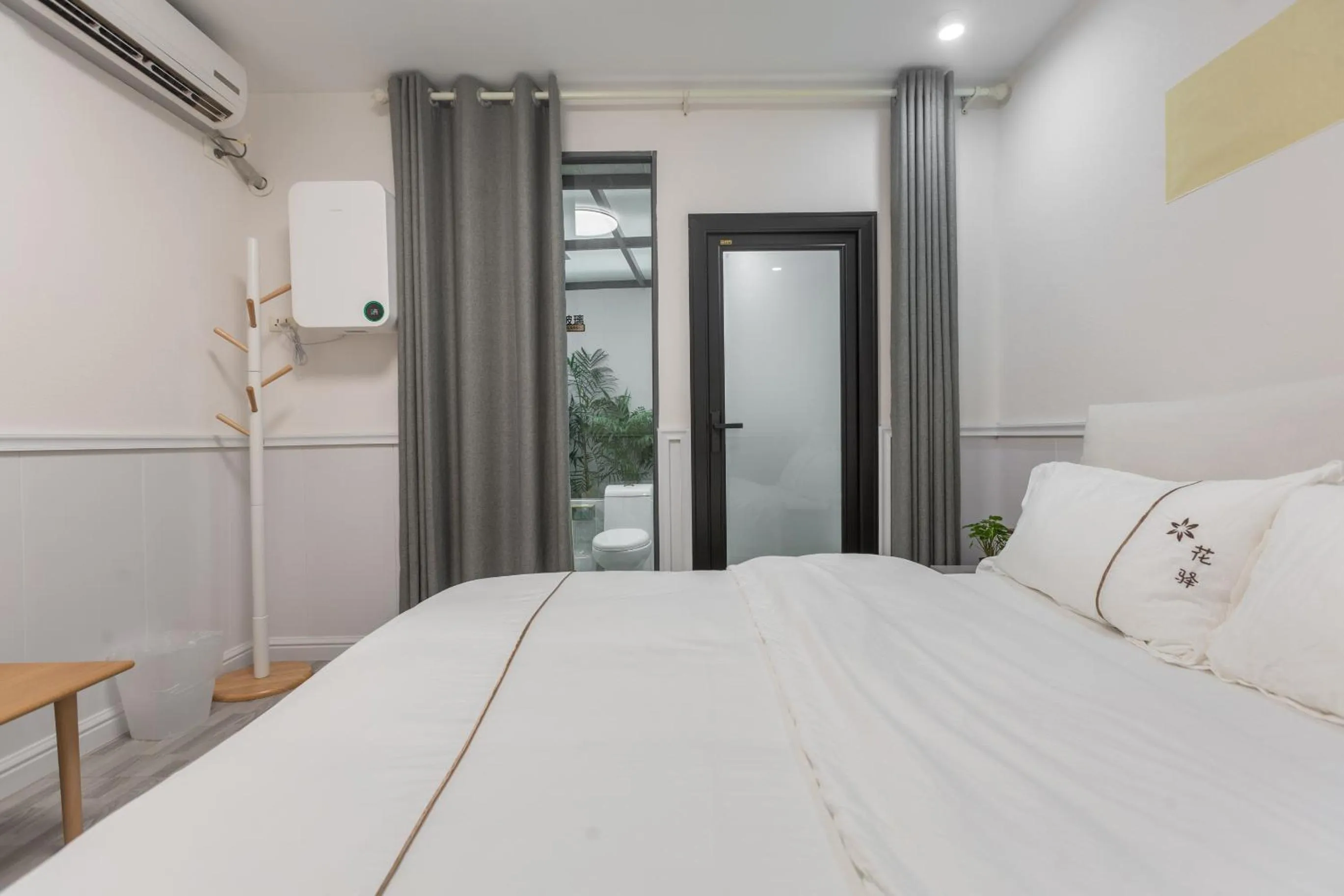 Bed in Guilin Flowers Inn