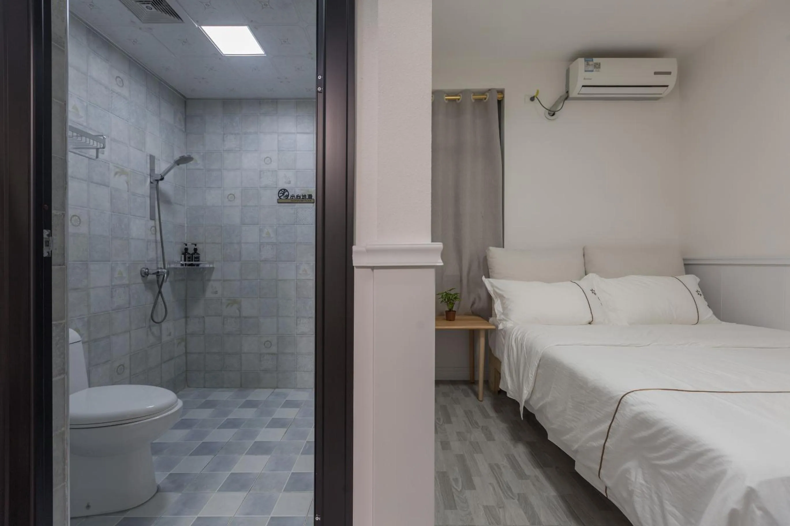 Bed in Guilin Flowers Inn