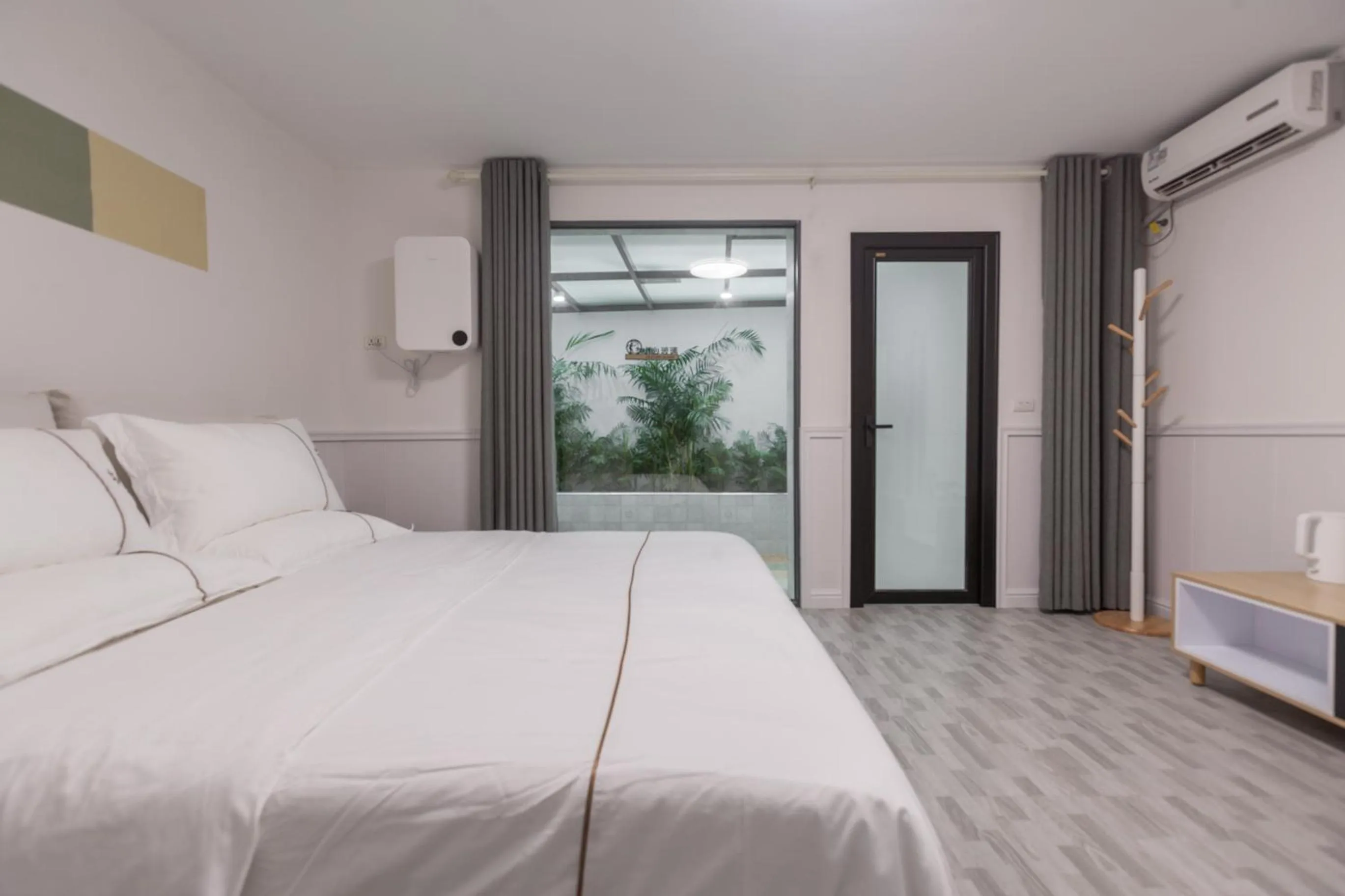 Bed in Guilin Flowers Inn