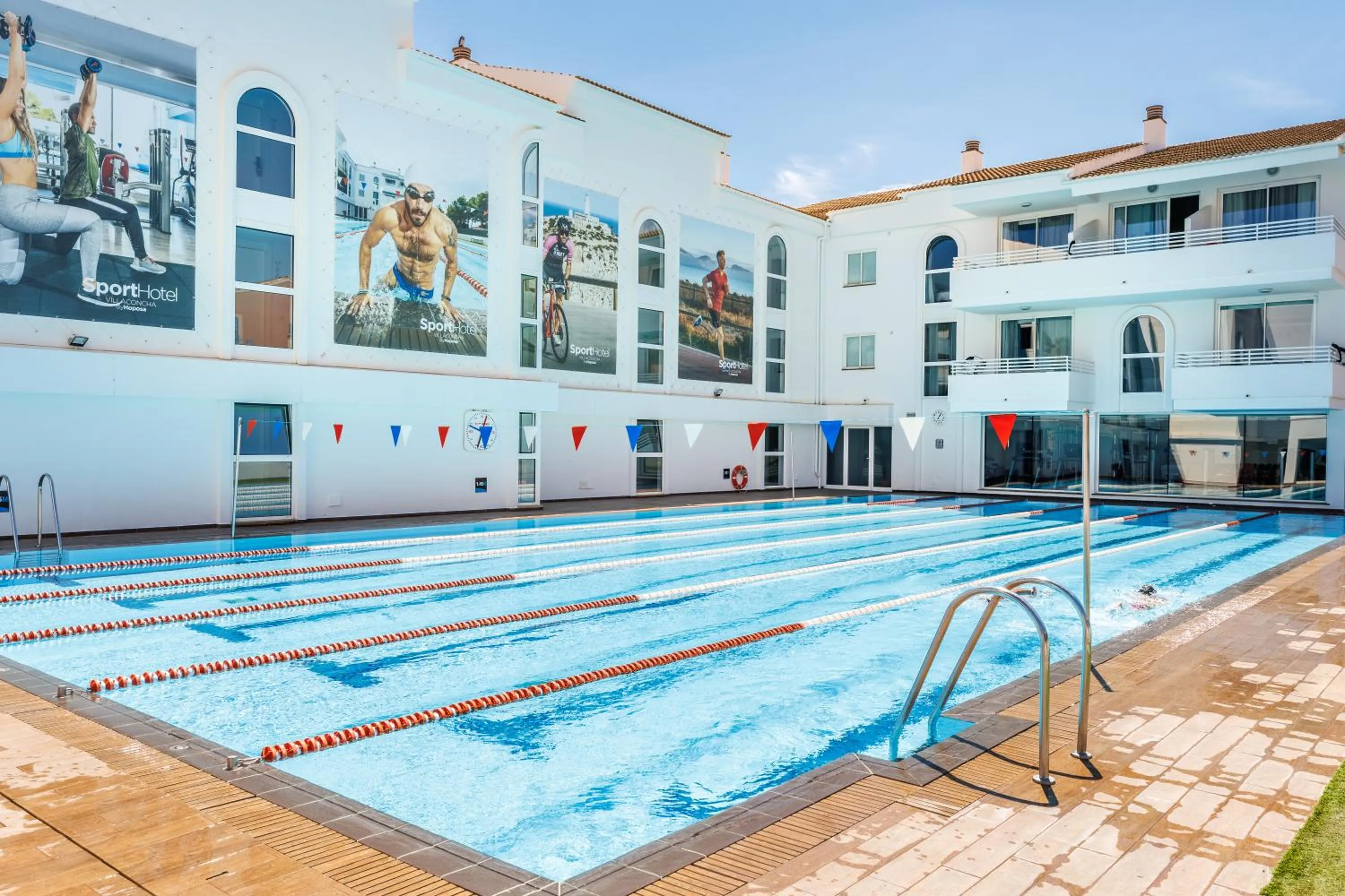 Swimming pool in Hoposa Montelin