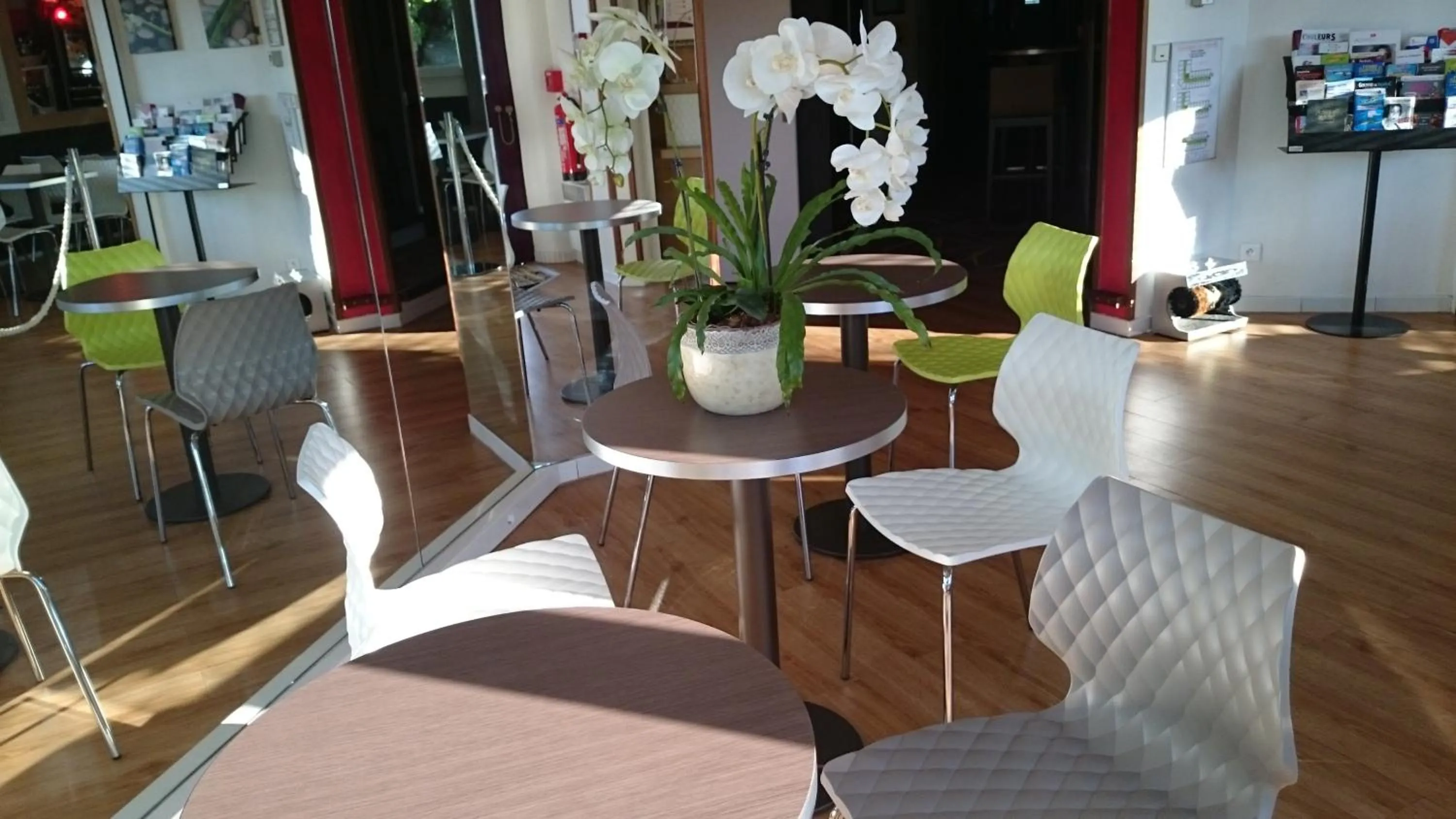 Lobby or reception in A&H PRIVILÈGE Lyon Est - Saint Priest Eurexpo