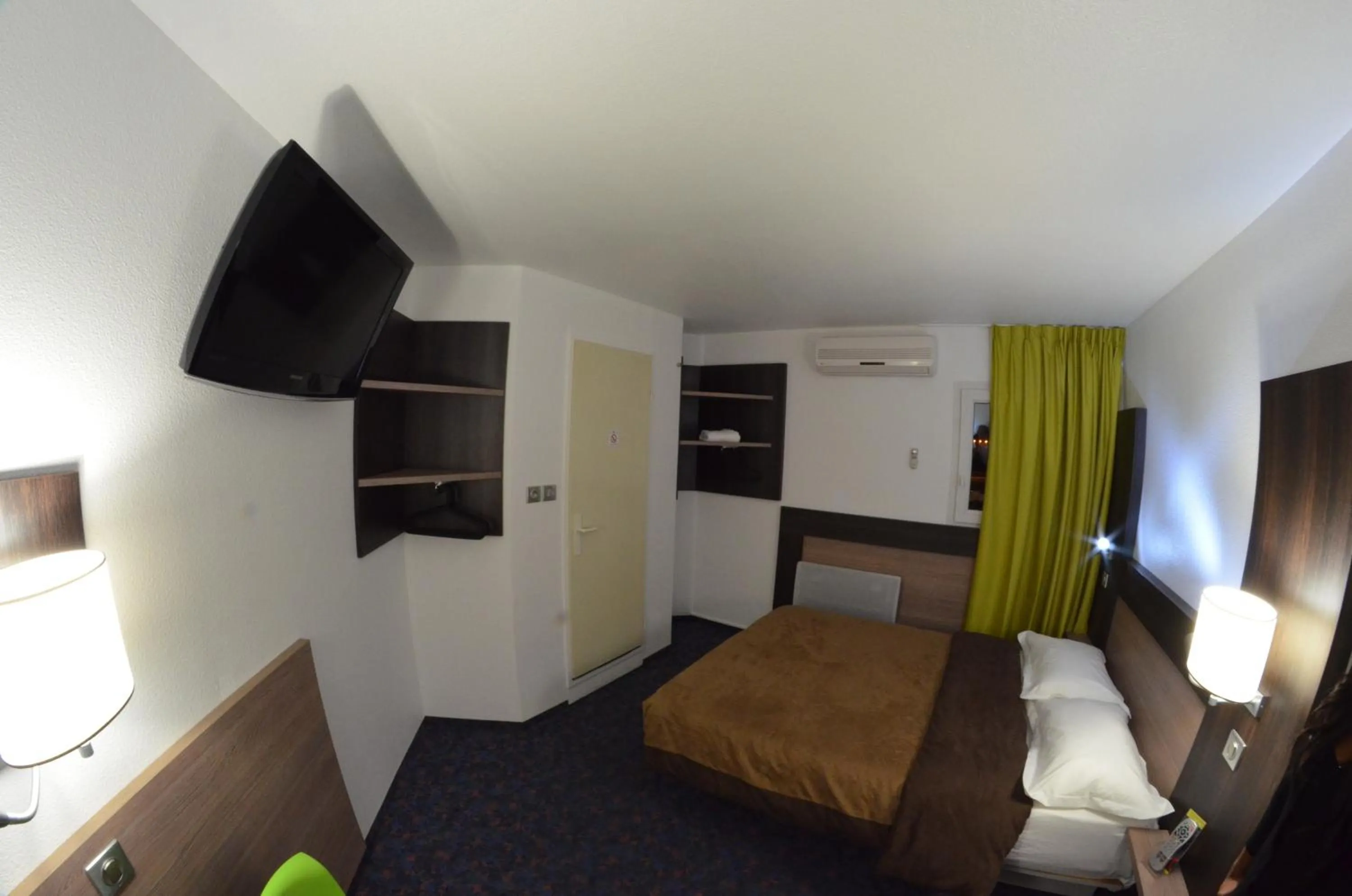 Photo of the whole room, Bed in A&H PRIVILÈGE Lyon Est - Saint Priest Eurexpo