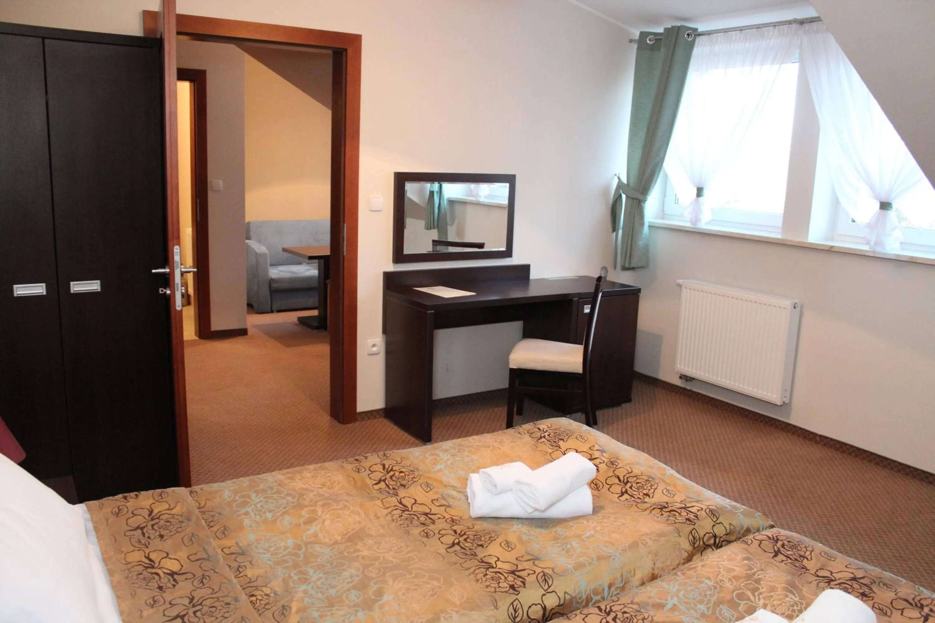 Photo of the whole room, Bed in Pałac Pawłowice