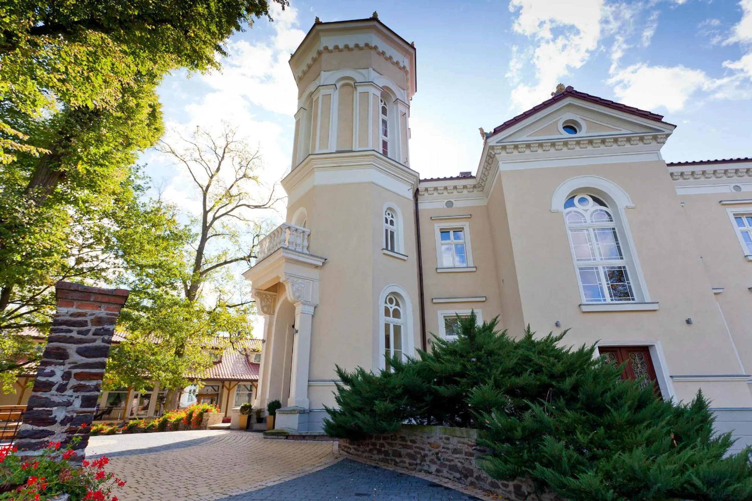 Facade/entrance in Pałac Pawłowice