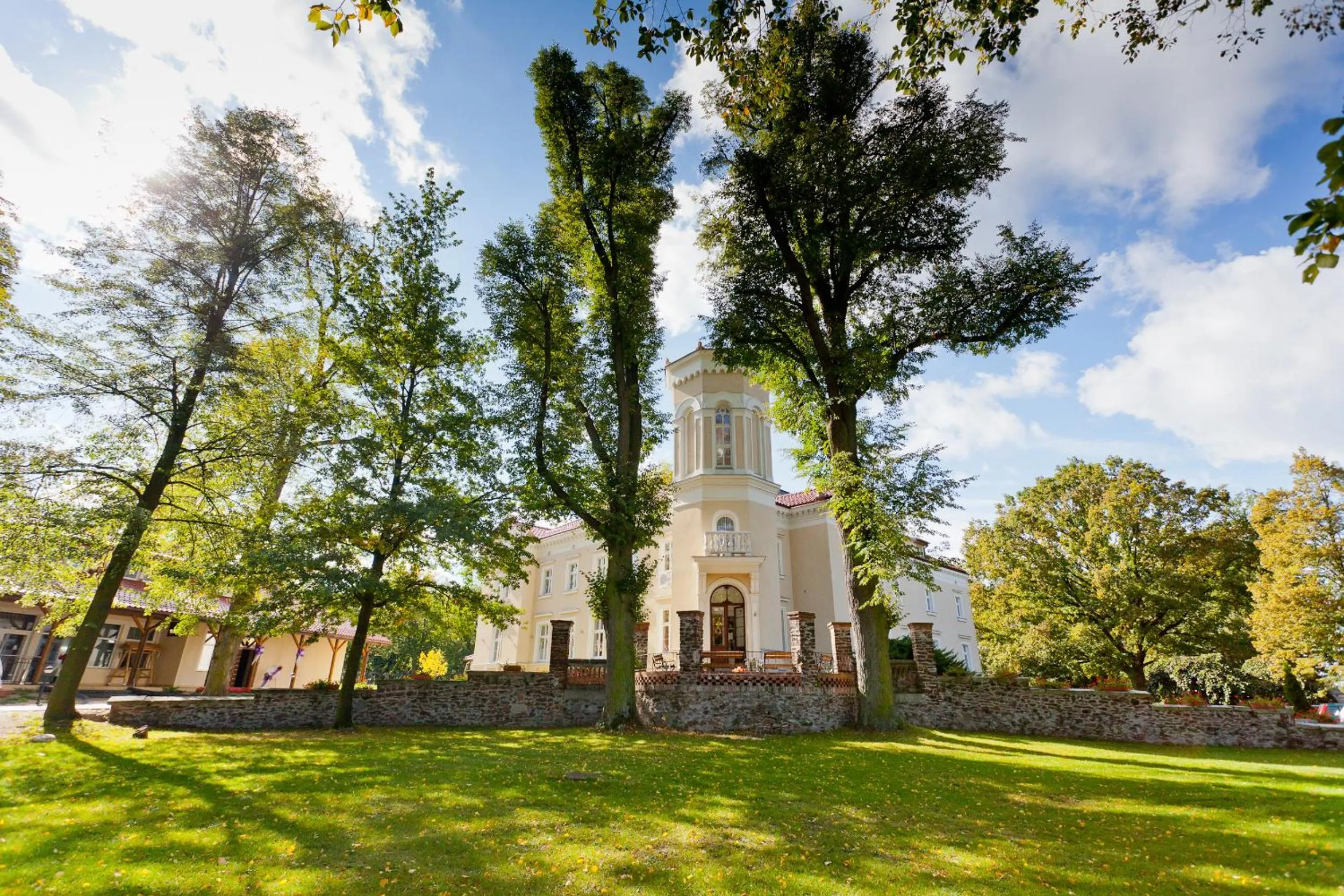Facade/entrance in Pałac Pawłowice