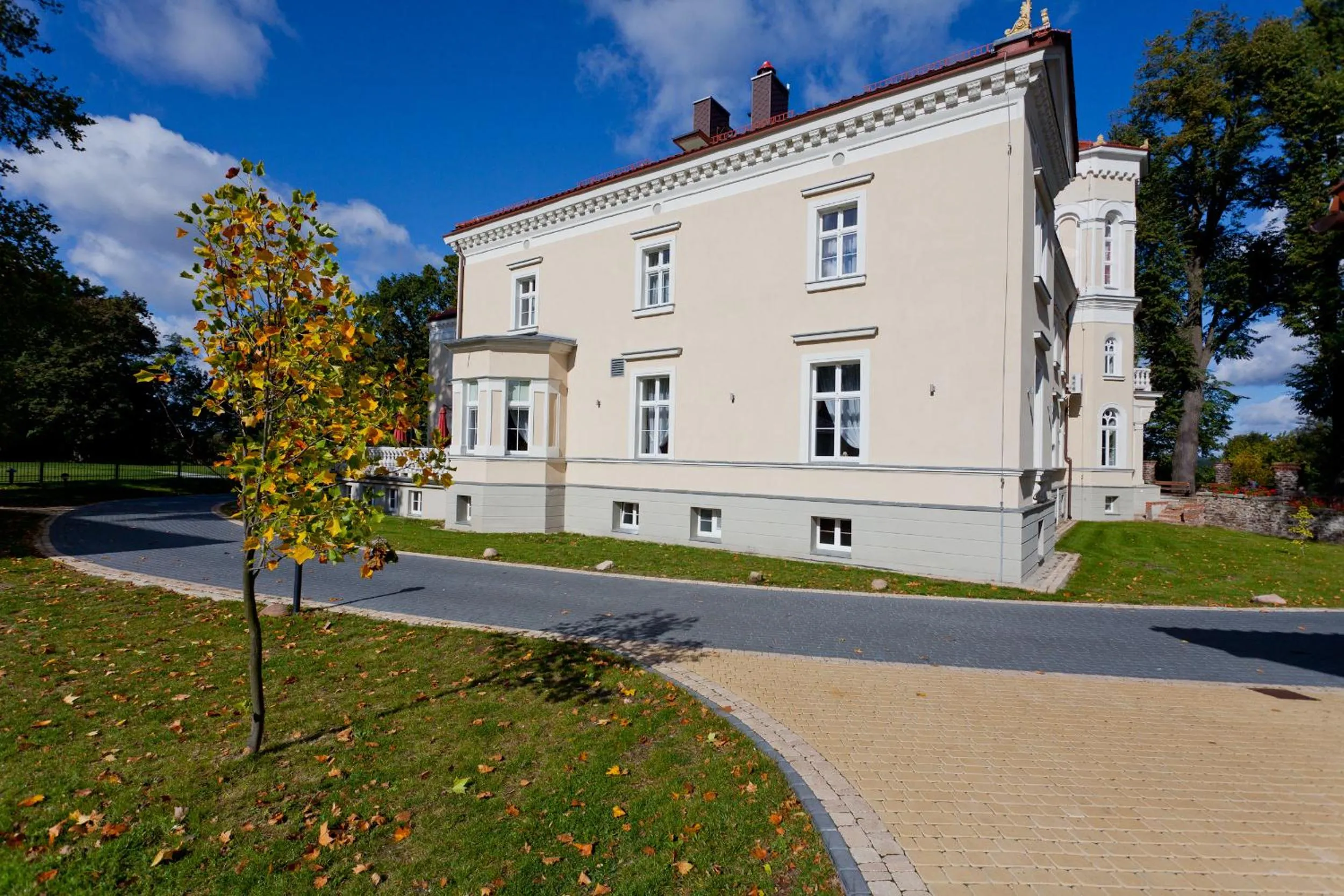 Facade/entrance in Pałac Pawłowice