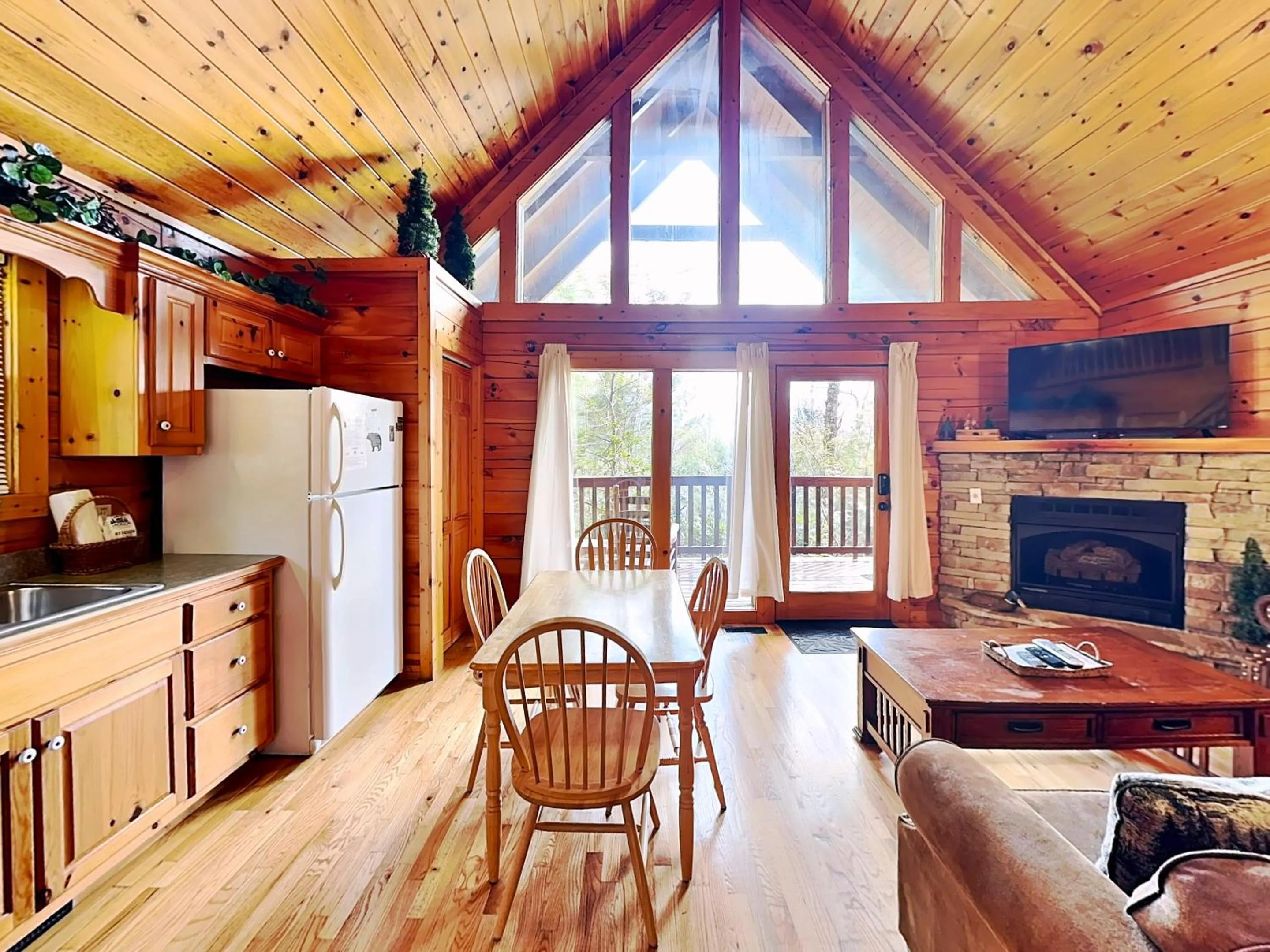 Cub’s Cove, 1 Bedroom, Near Downtown, View, Jetted Tub, WiFi, Sleeps 4