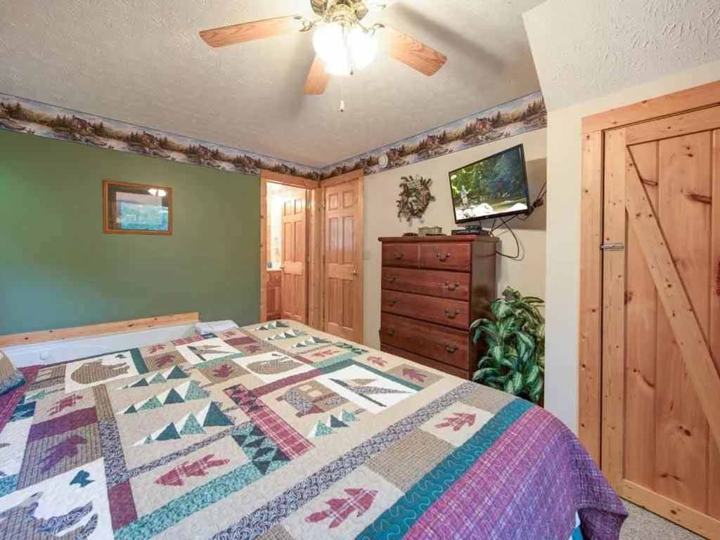 Bed in Cub’s Cove, 1 Bedroom, Near Downtown, View, Jetted Tub, WiFi, Sleeps 4