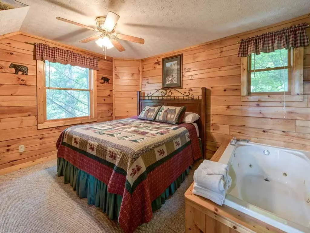 Bed in Cub’s Cove, 1 Bedroom, Near Downtown, View, Jetted Tub, WiFi, Sleeps 4