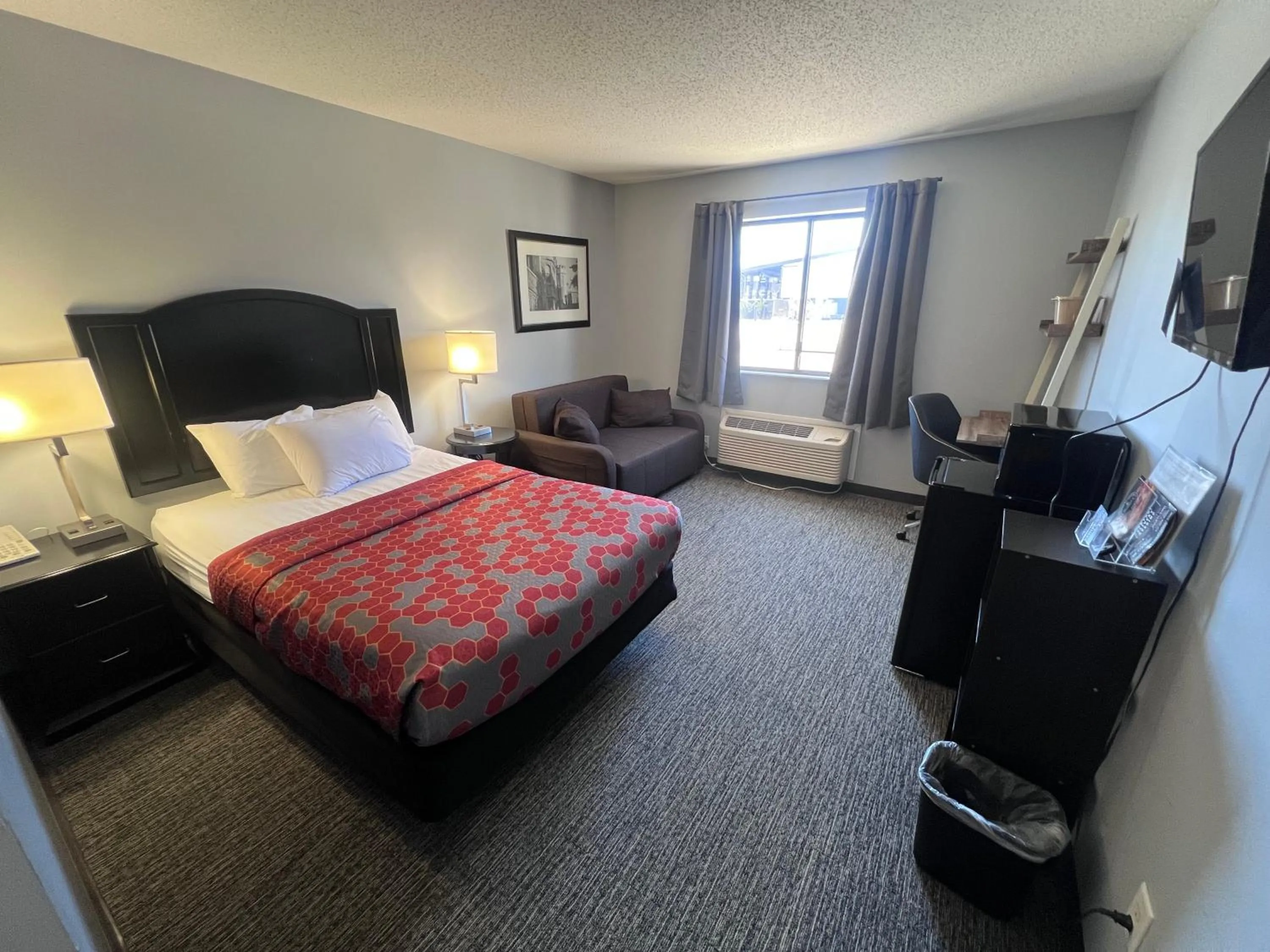 Photo of the whole room, Bed in American Inn and Suites Ionia