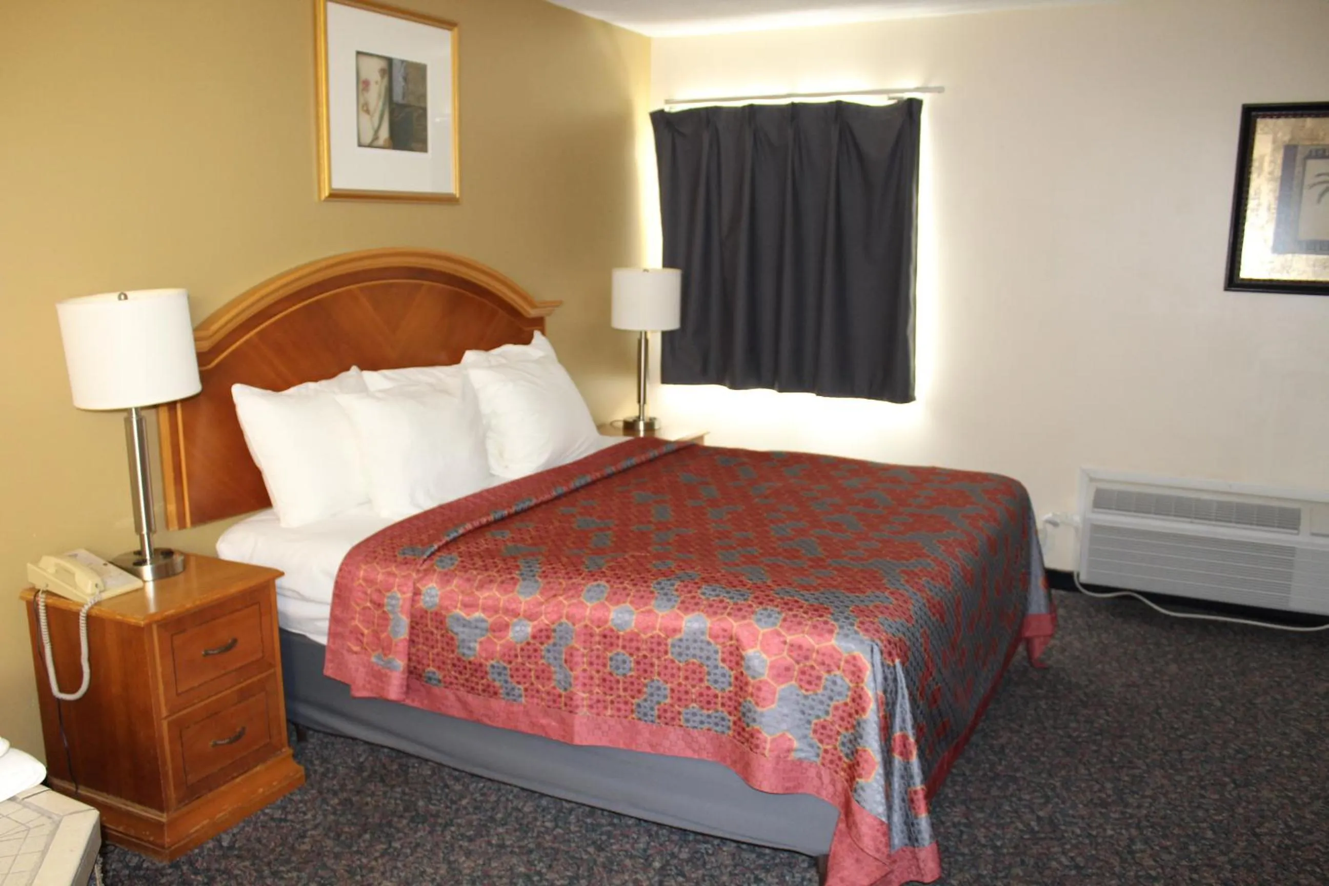 Bed in American Inn and Suites Ionia