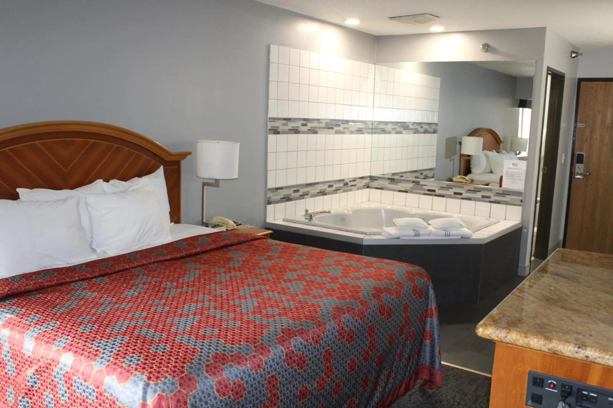 Photo of the whole room, Bed in American Inn and Suites Ionia