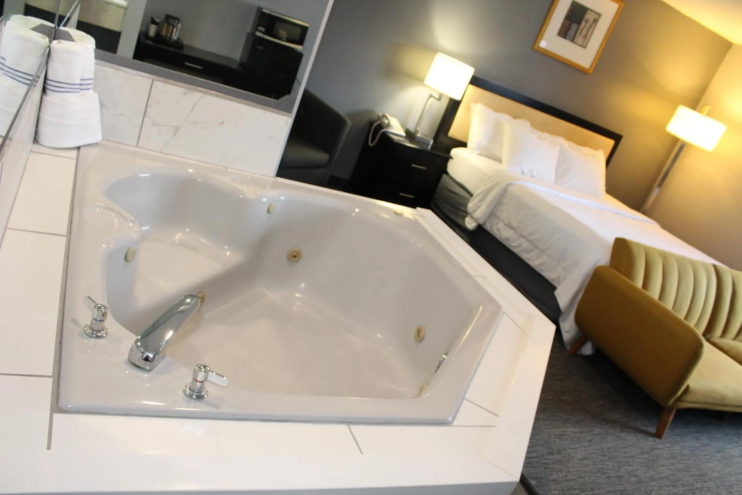 Hot Tub, Bed in American Inn and Suites Ionia