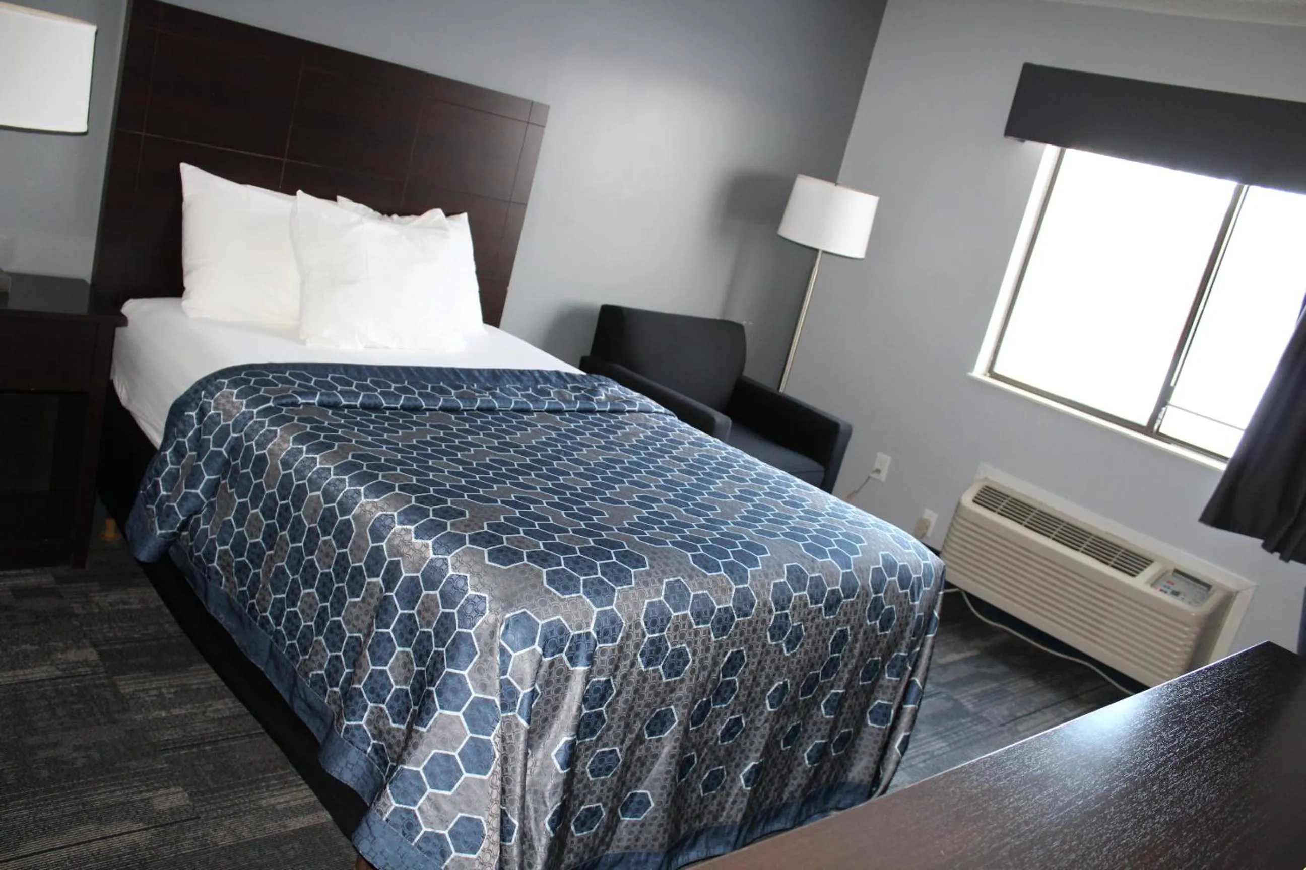 Bed in American Inn and Suites Ionia