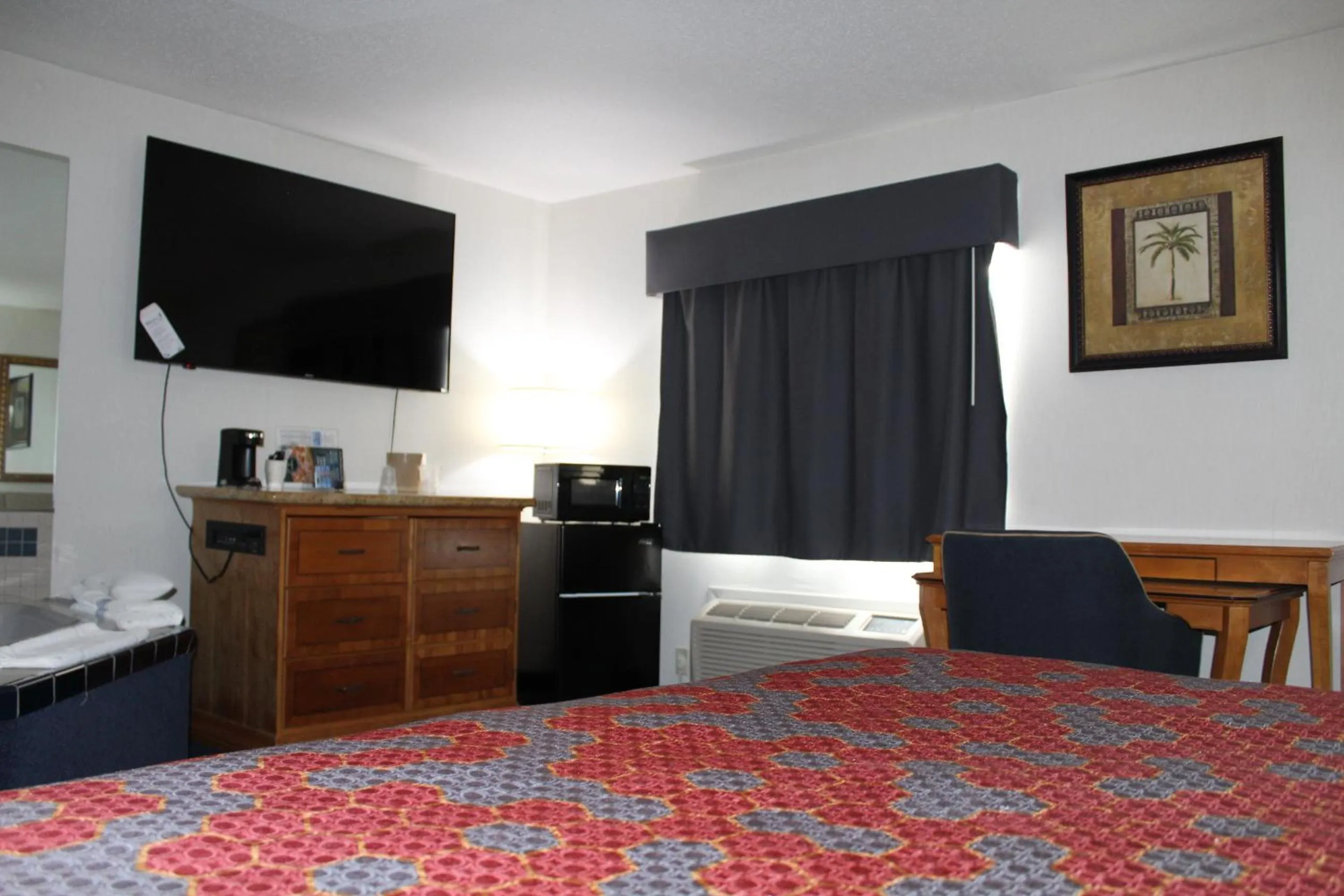 Photo of the whole room, Bed in American Inn and Suites Ionia