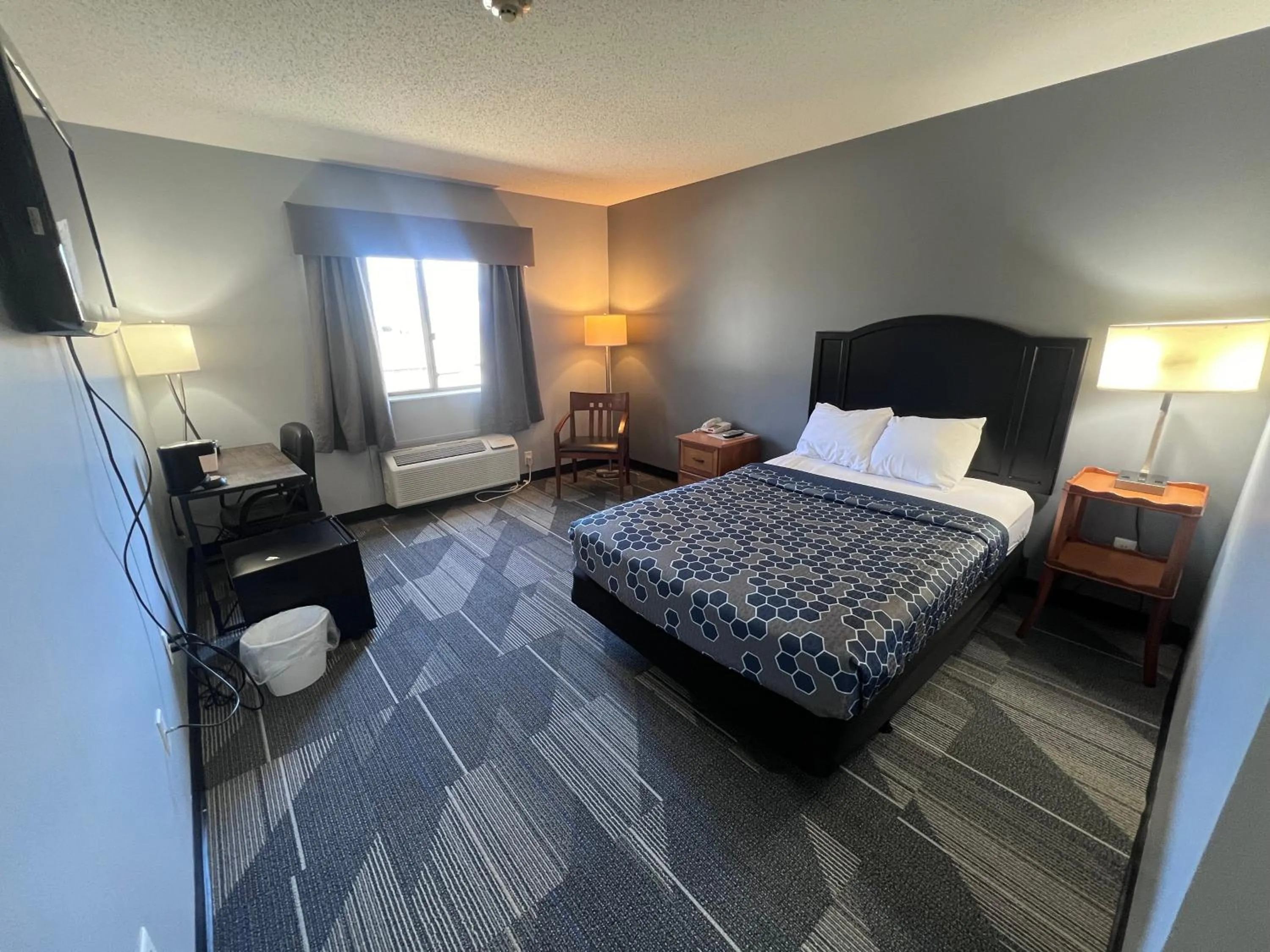 Photo of the whole room, Bed in American Inn and Suites Ionia