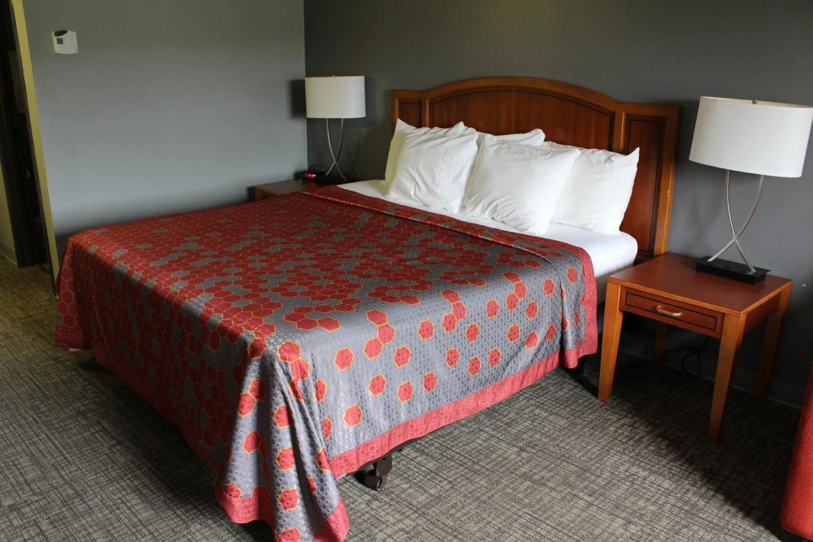 Bed in American Inn and Suites Ionia