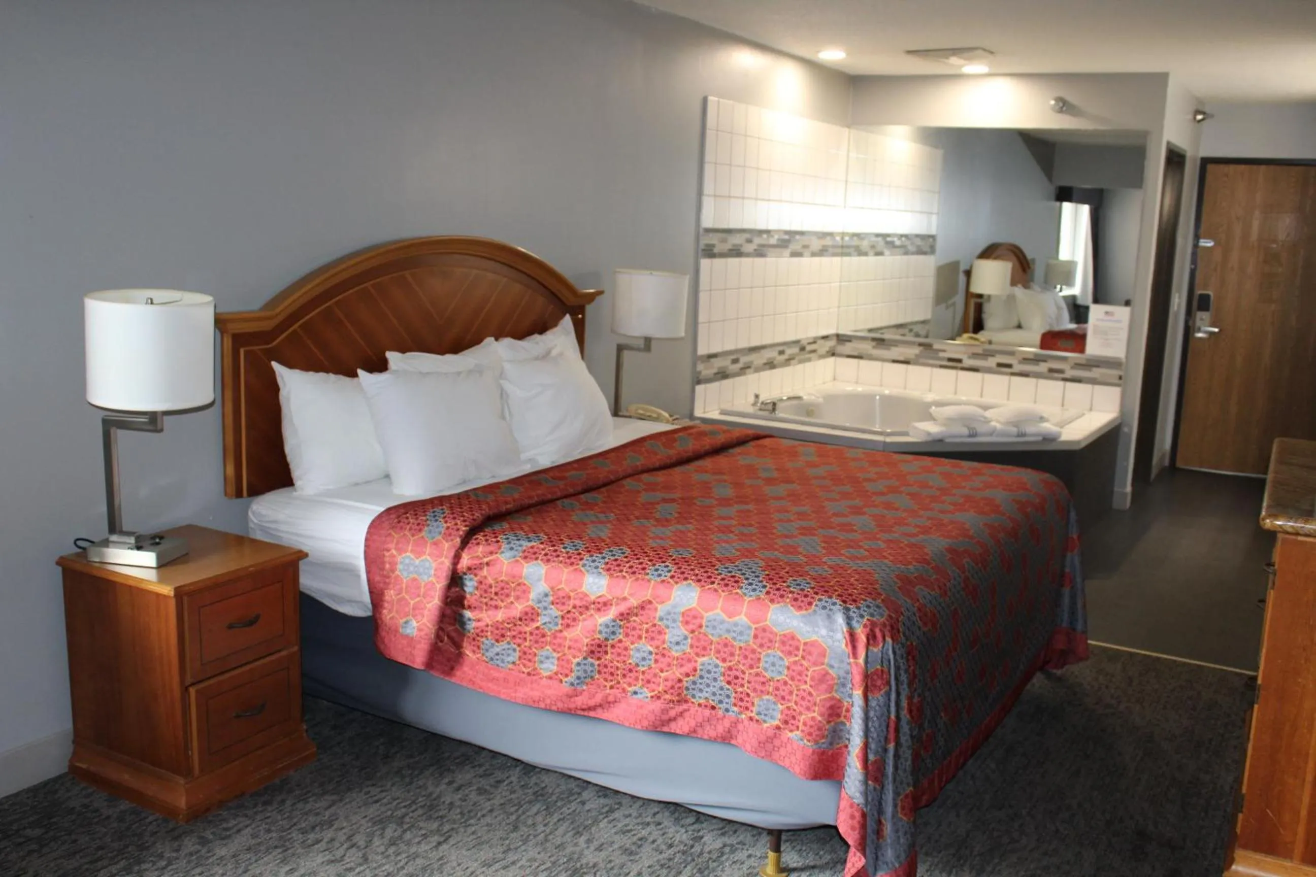 Photo of the whole room, Bed in American Inn and Suites Ionia