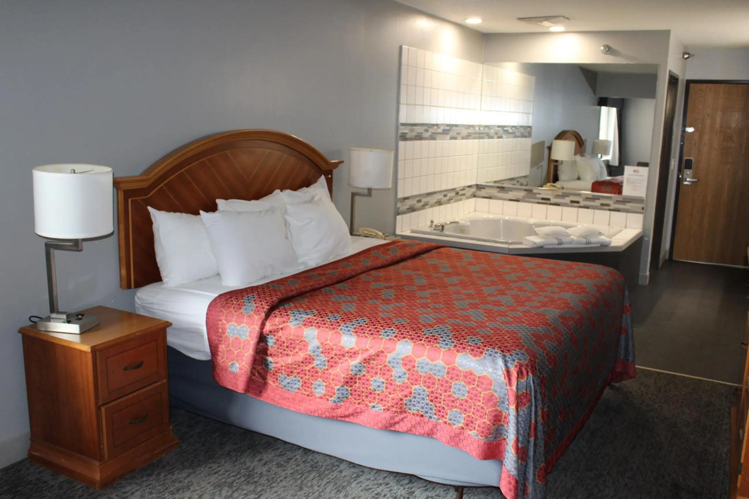 Photo of the whole room, Bed in American Inn and Suites Ionia